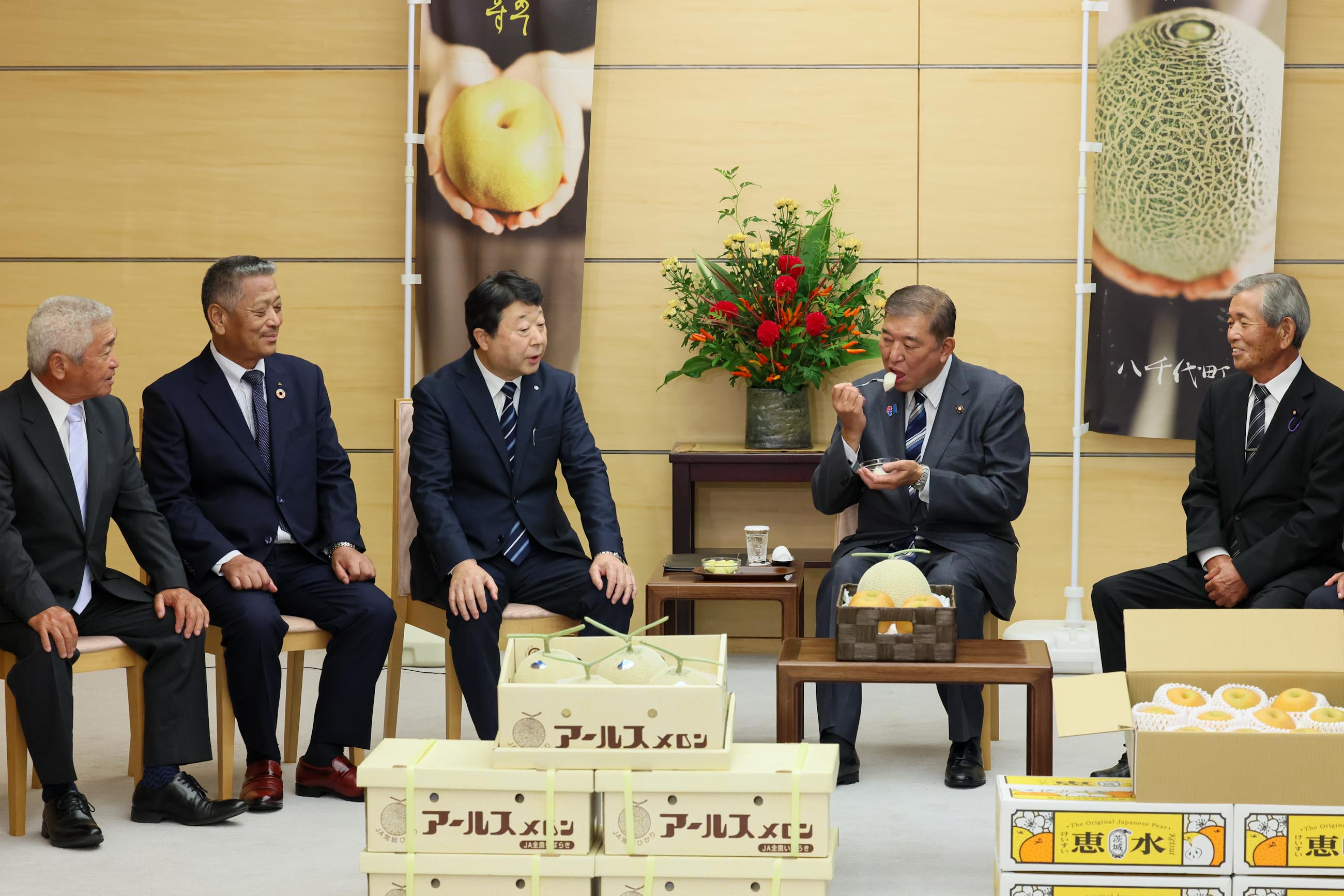 Prime Minister Ishiba receiving melons and pears (4)