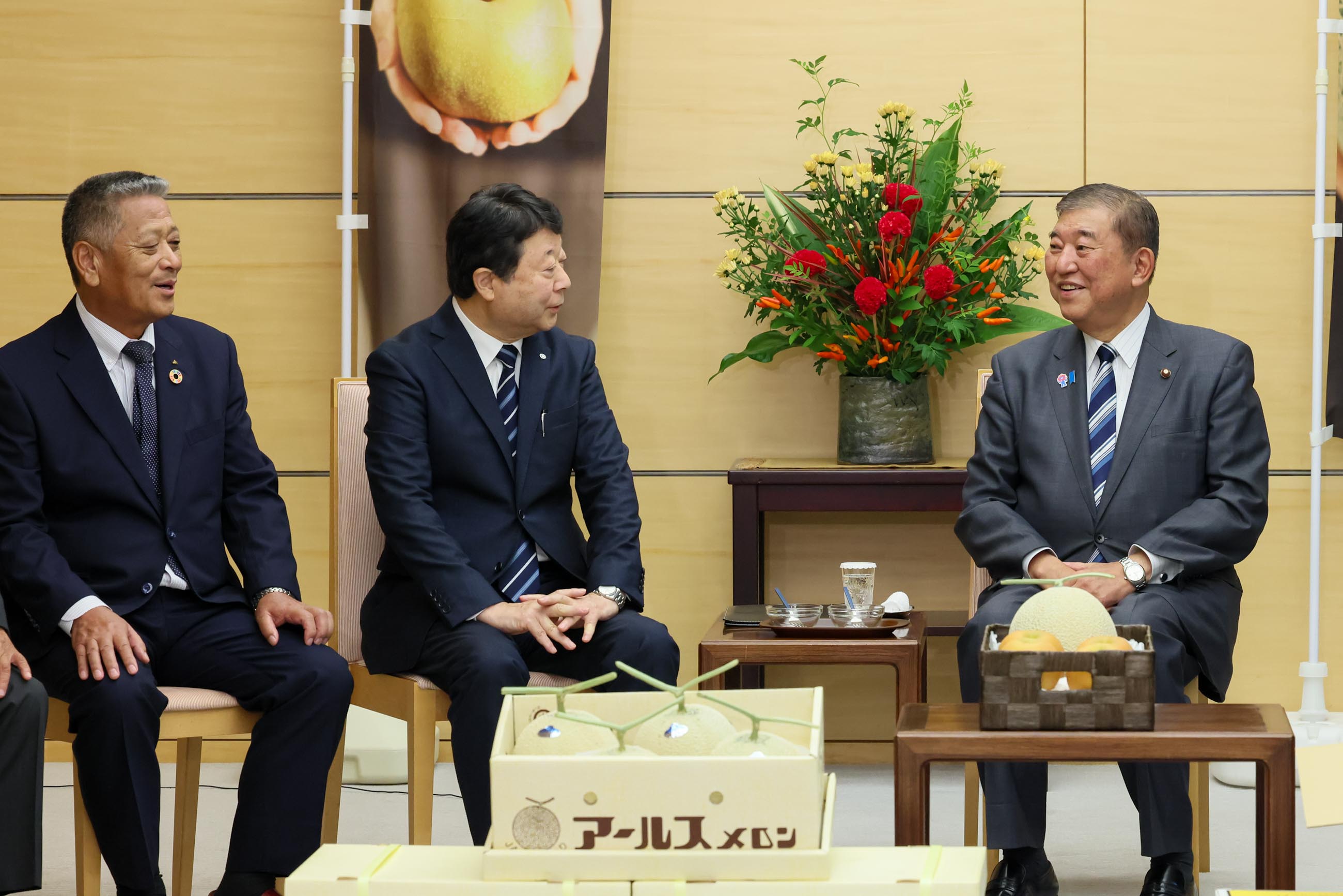 Prime Minister Ishiba receiving melons and pears (5)