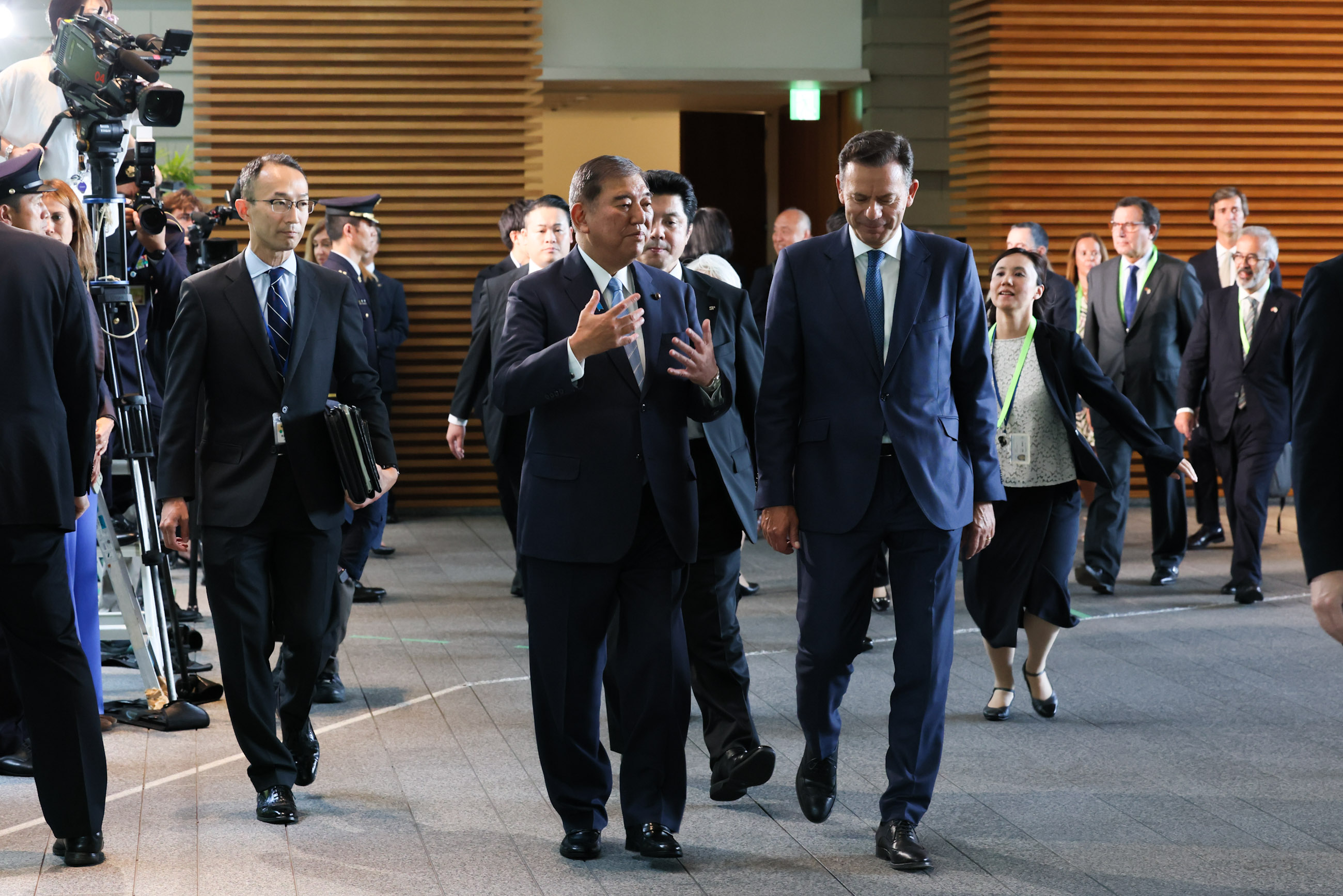 The two leaders heading to the summit meeting (1)