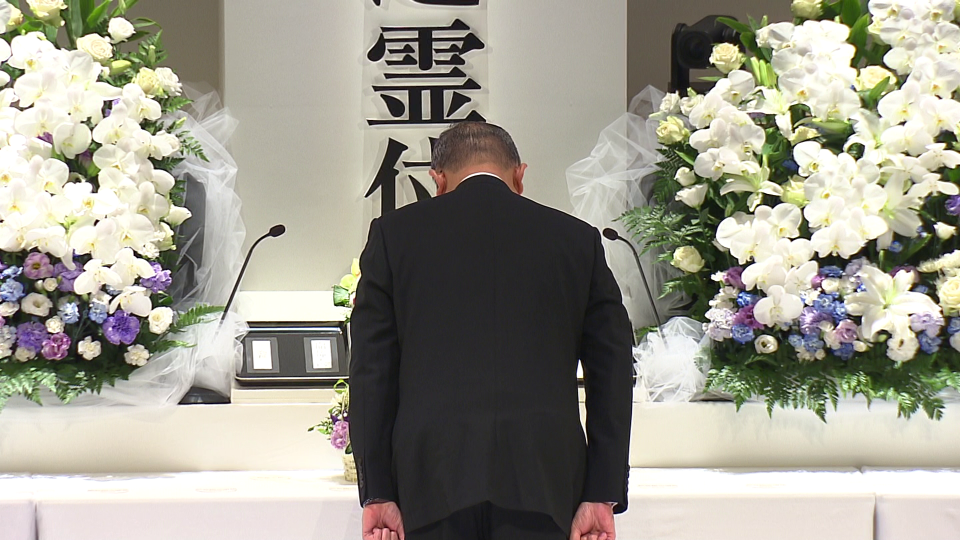 Prime Minister Ishiba offering flowers 