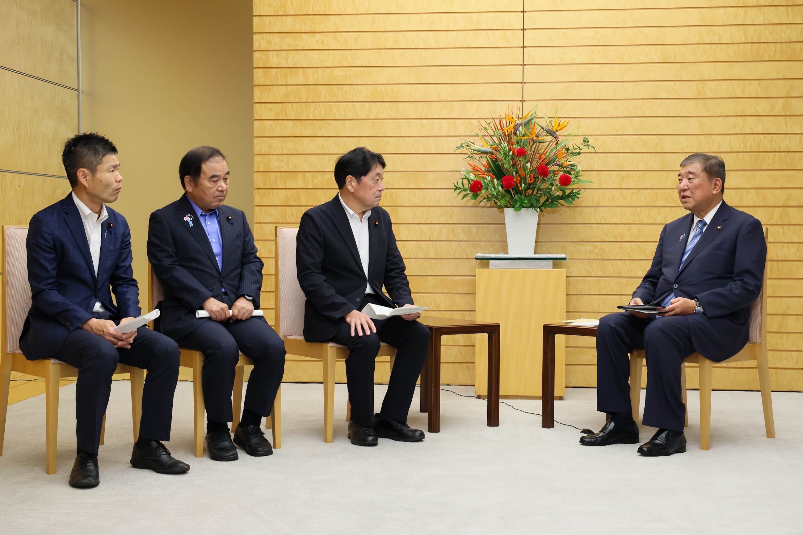 Prime Minister Ishiba receiving a proposal (2)