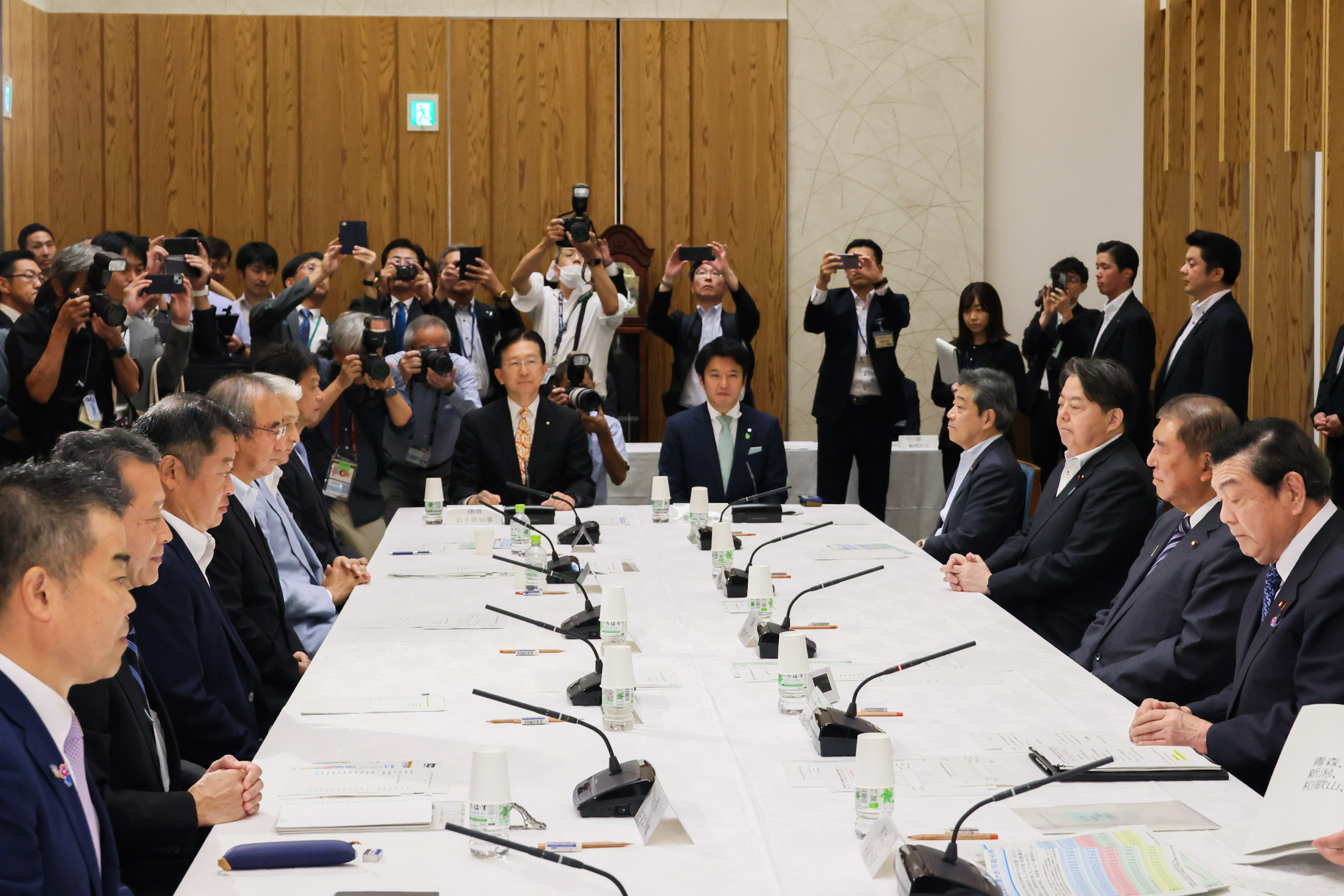 Prime Minister Ishiba holding an exchange of views with prefectural governors (4)