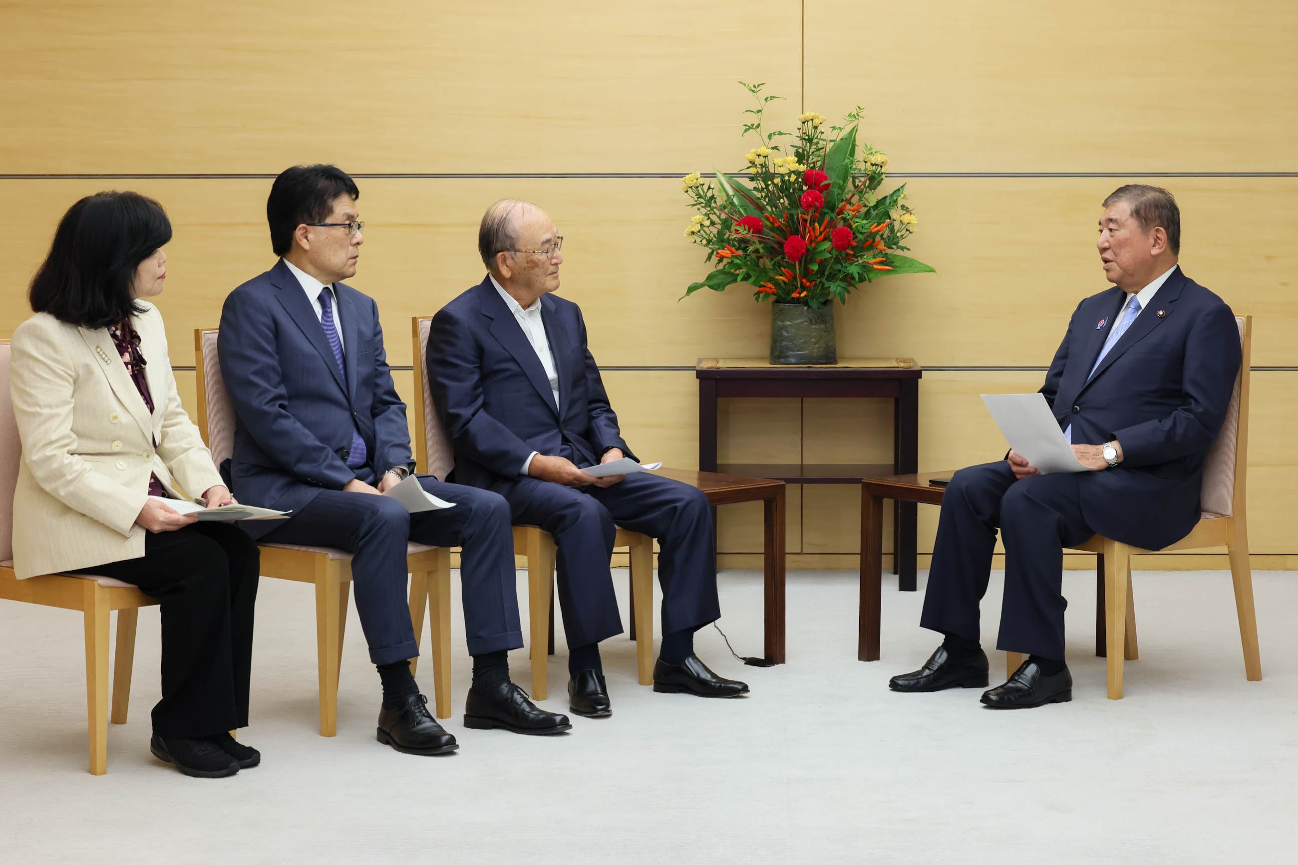 Prime Minister Ishiba receiving a proposal (2)
