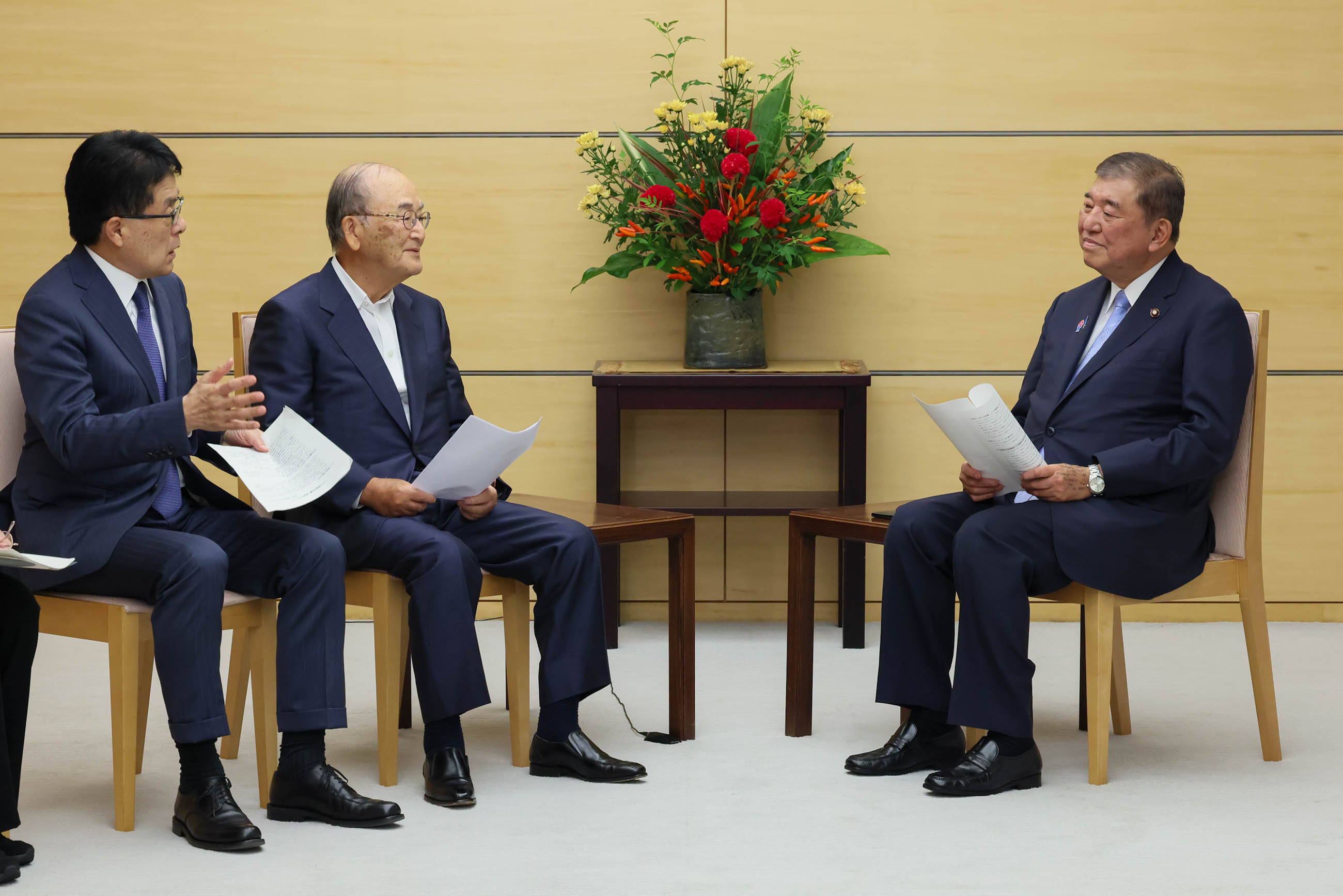 Prime Minister Ishiba receiving a proposal (3)