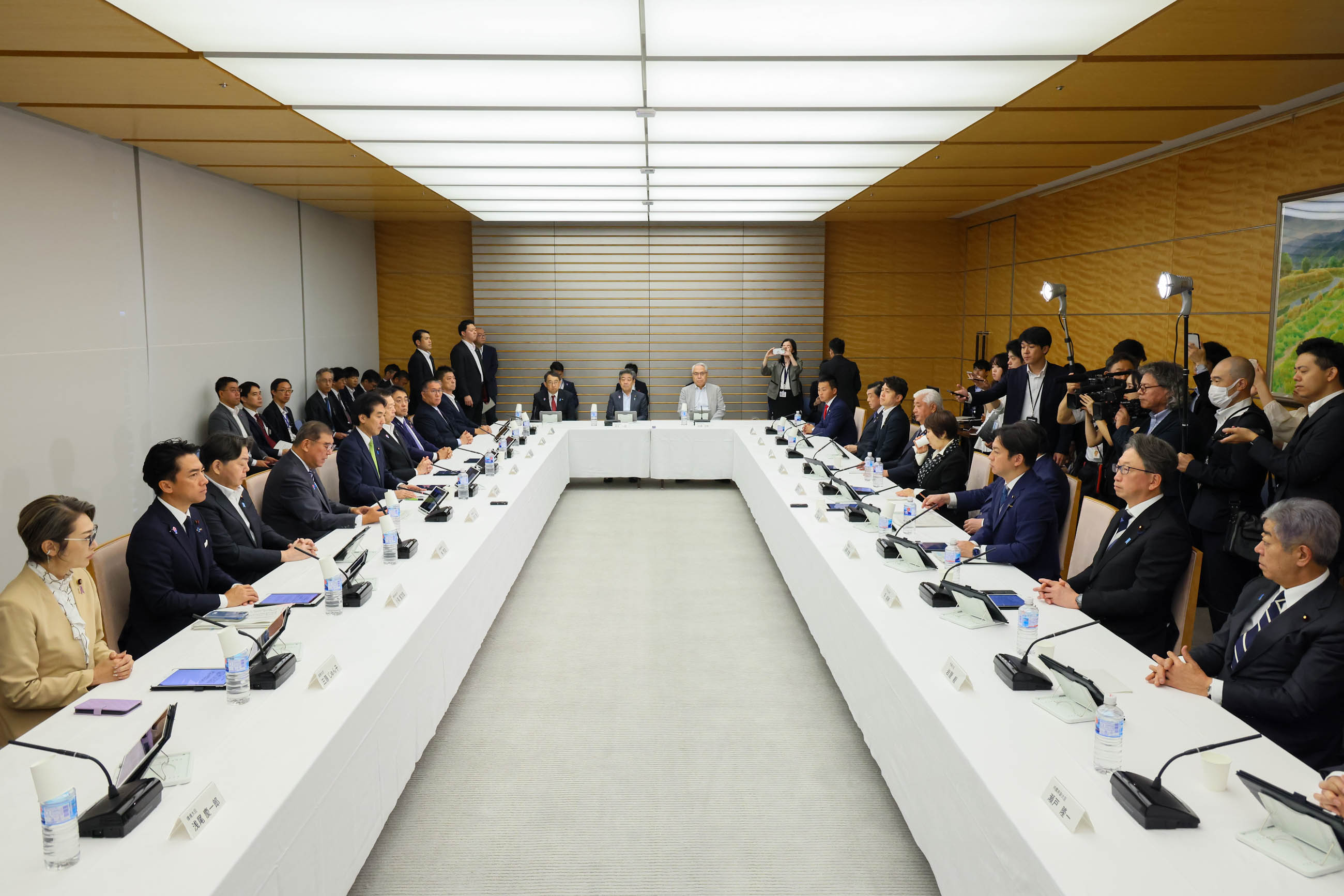 Prime Minister Ishiba wrapping up the meeting (2)