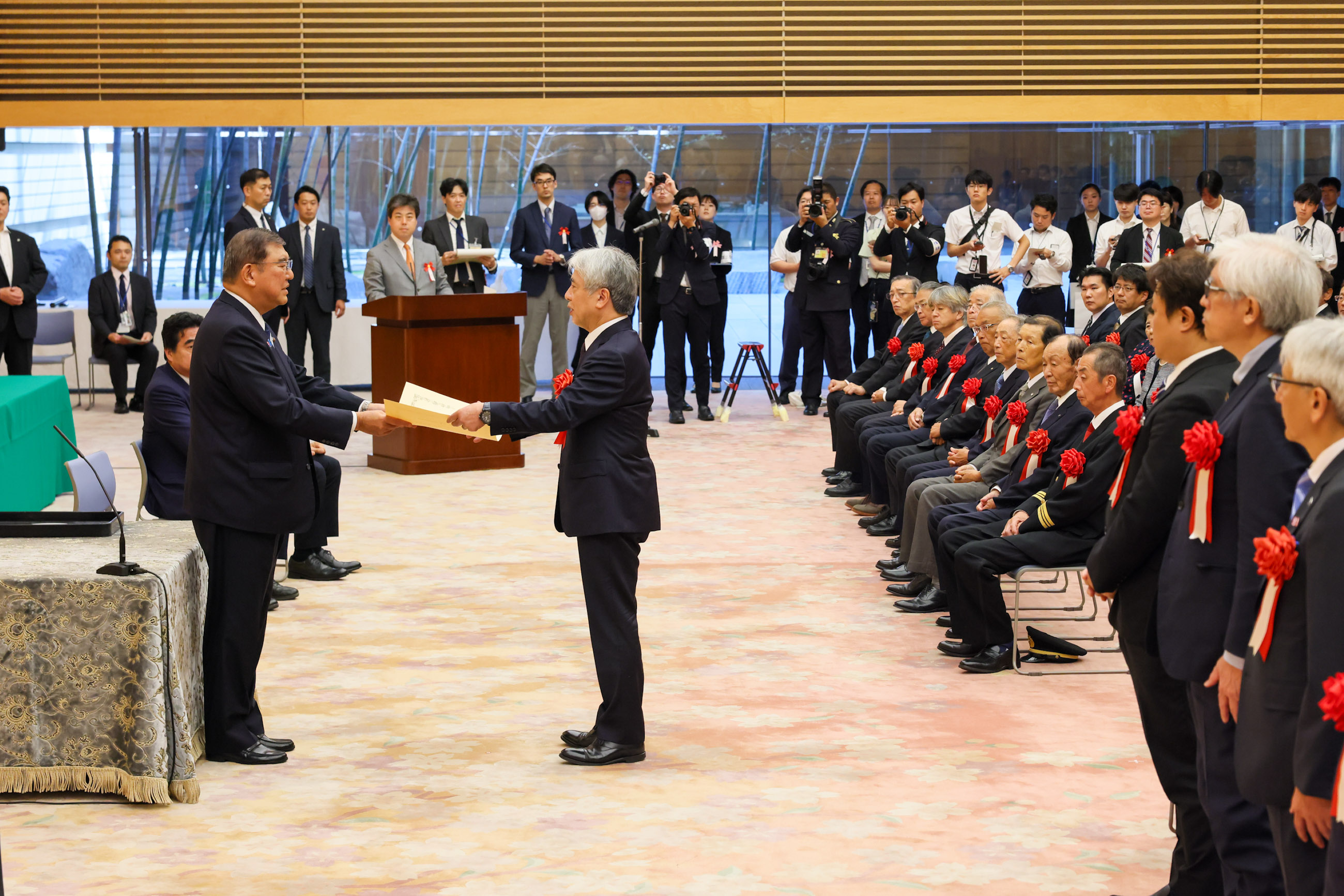 Prime Minister Ishiba presenting a certificate of award (1)