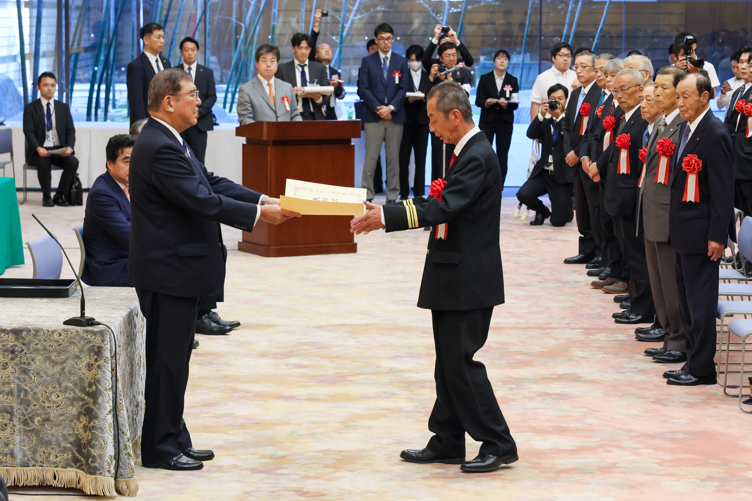 Prime Minister Ishiba presenting a certificate of award (3)