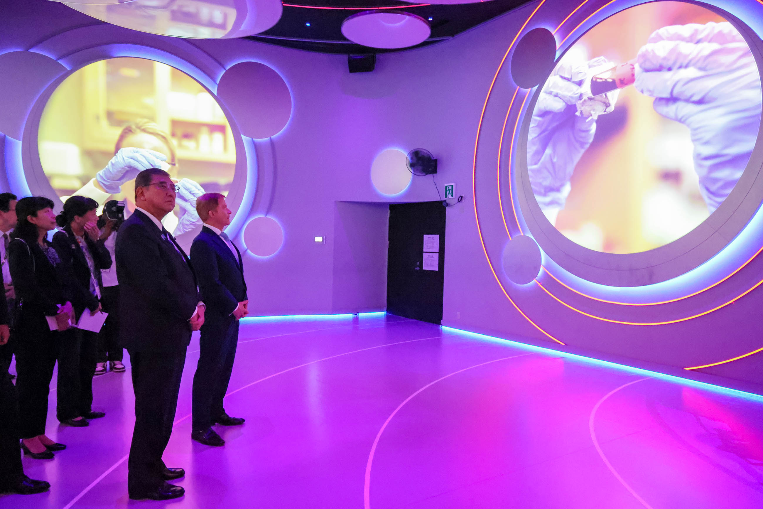 Prime Minister Ishiba visiting the USA Pavilion (3)