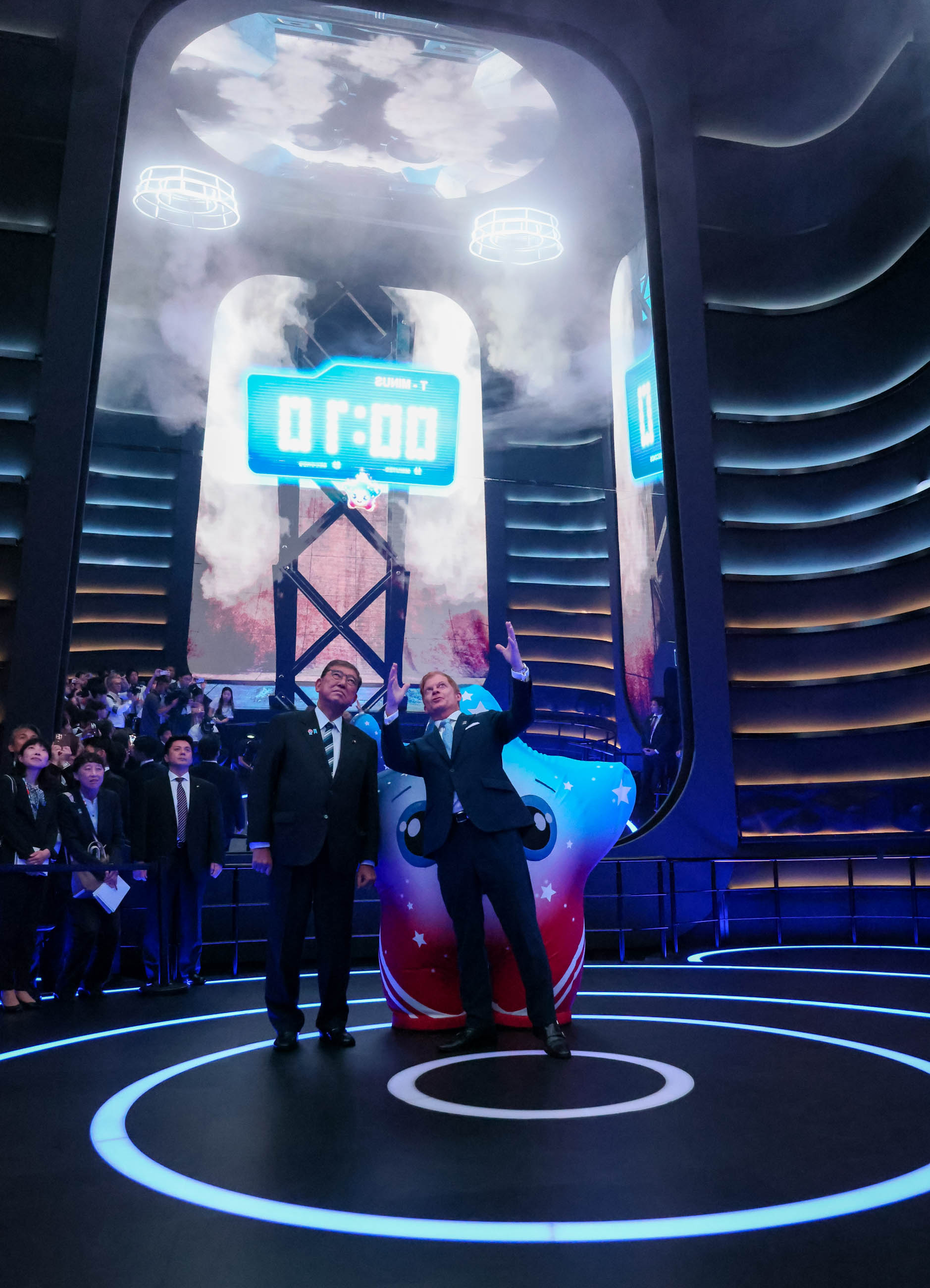 Prime Minister Ishiba visiting the USA Pavilion (4)