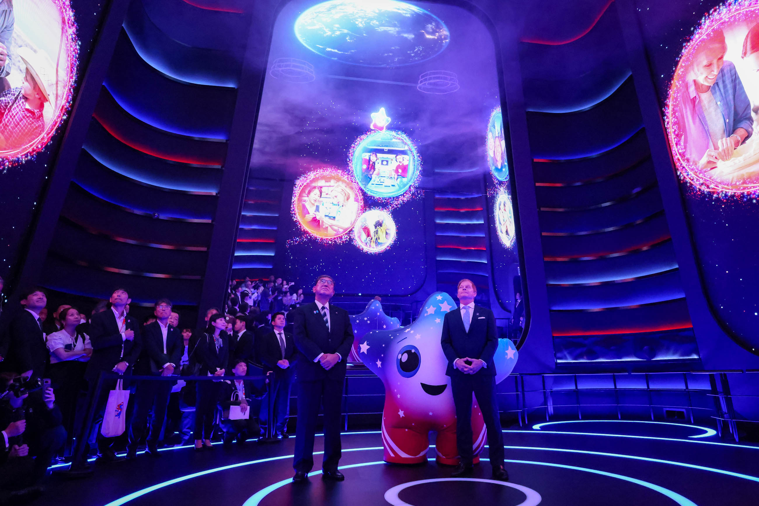 Prime Minister Ishiba visiting the USA Pavilion (5)