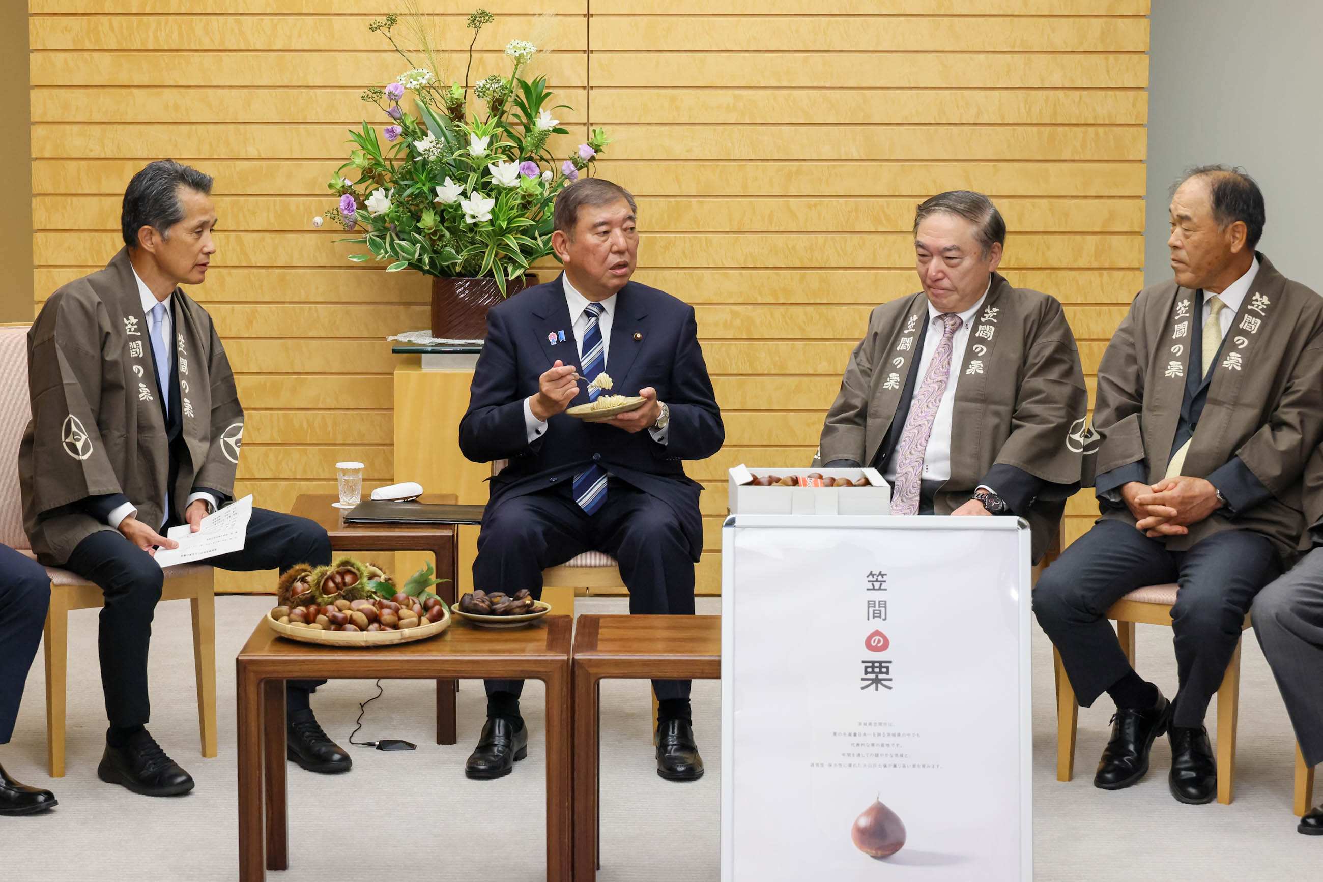 Prime Minister Ishiba receiving chestnuts (2)