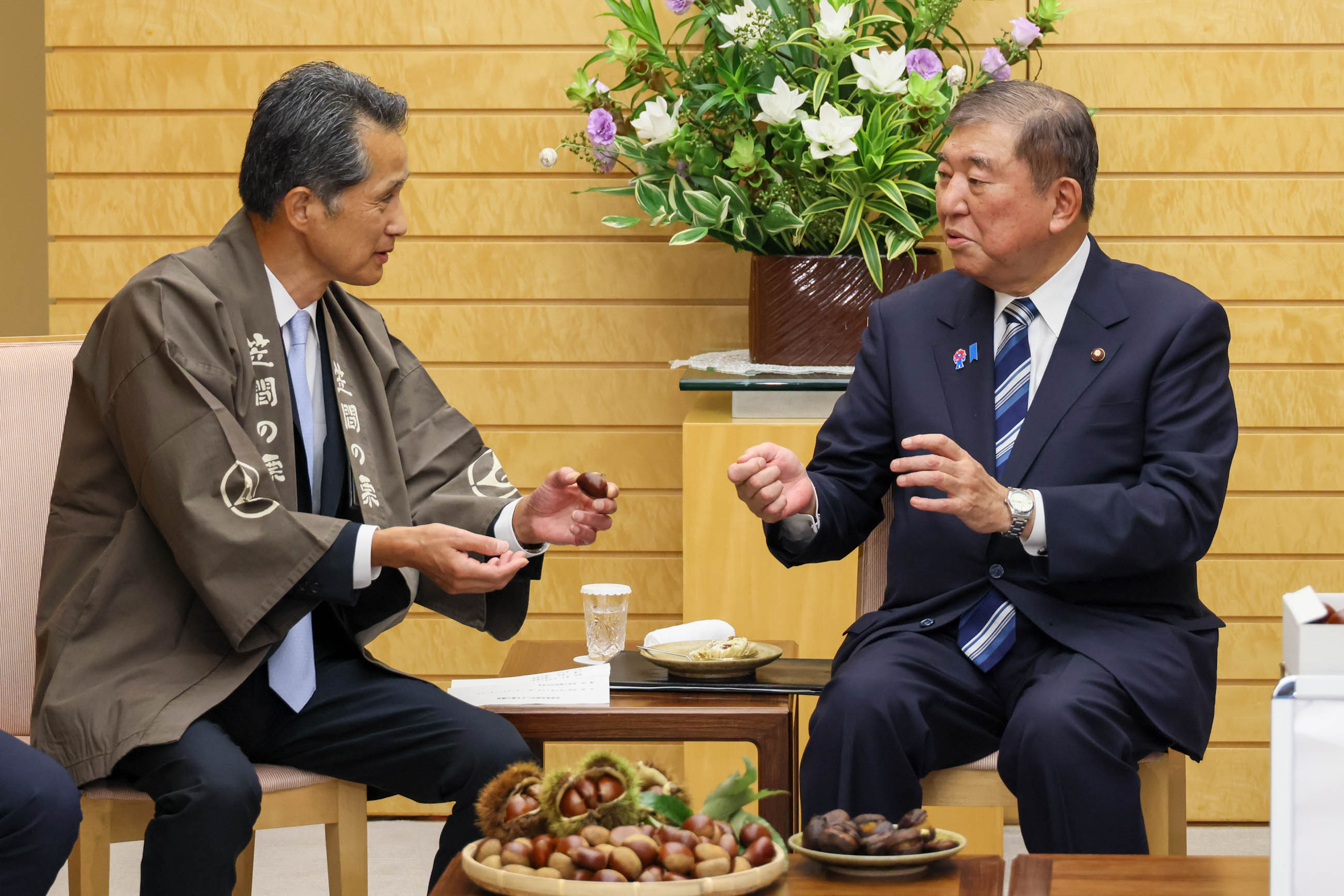 Prime Minister Ishiba receiving chestnuts (3)