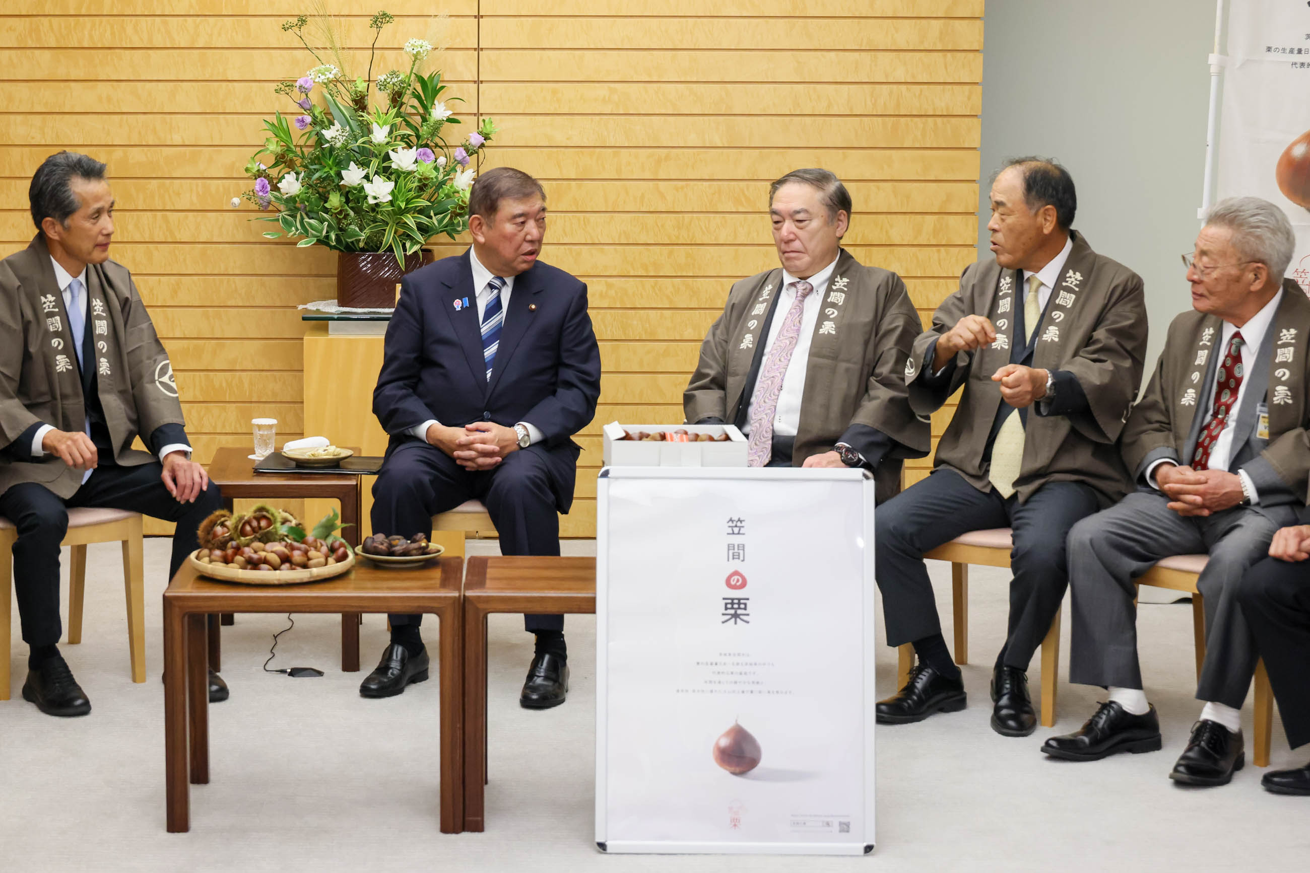 Prime Minister Ishiba receiving chestnuts (4)