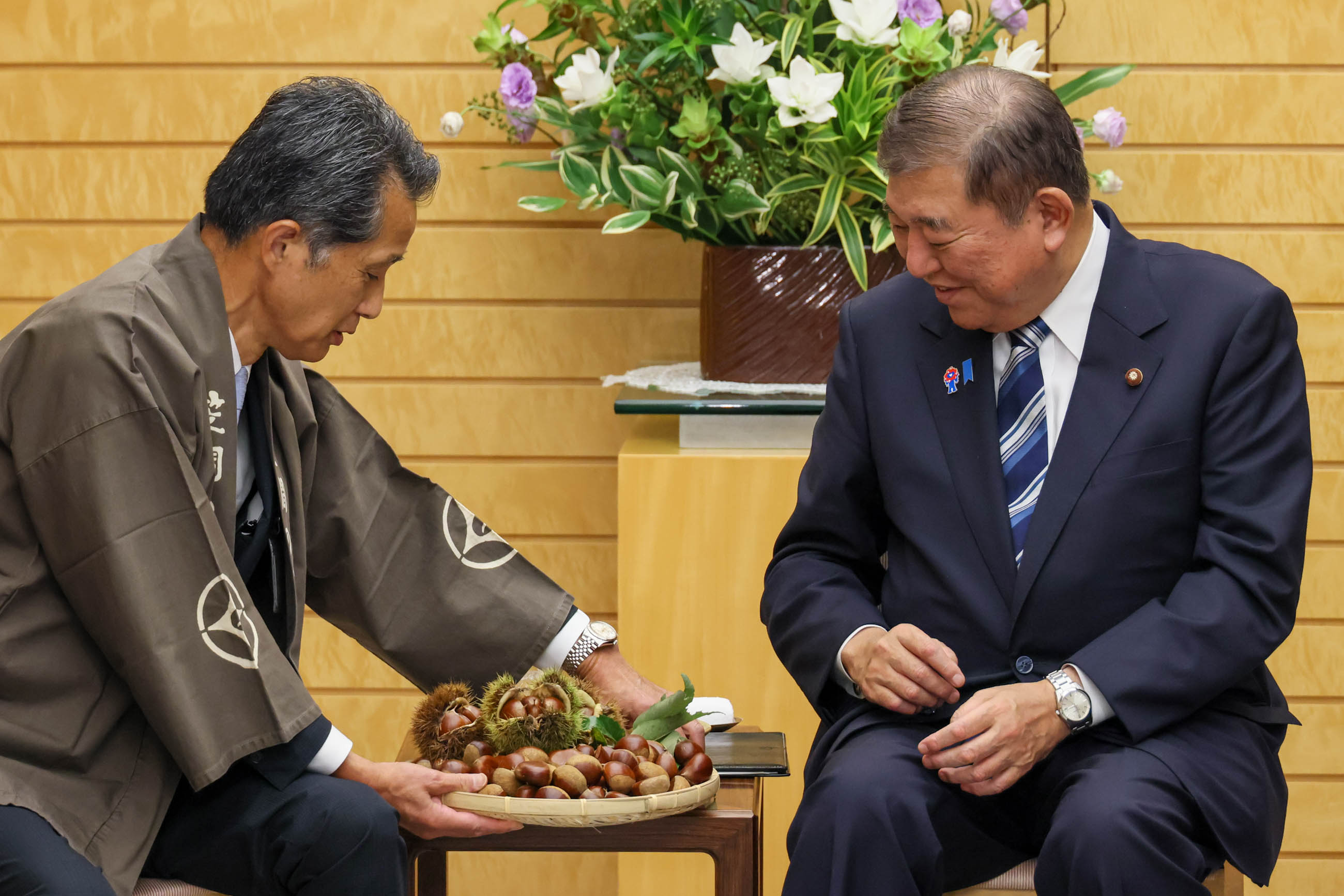 Prime Minister Ishiba receiving chestnuts (5)