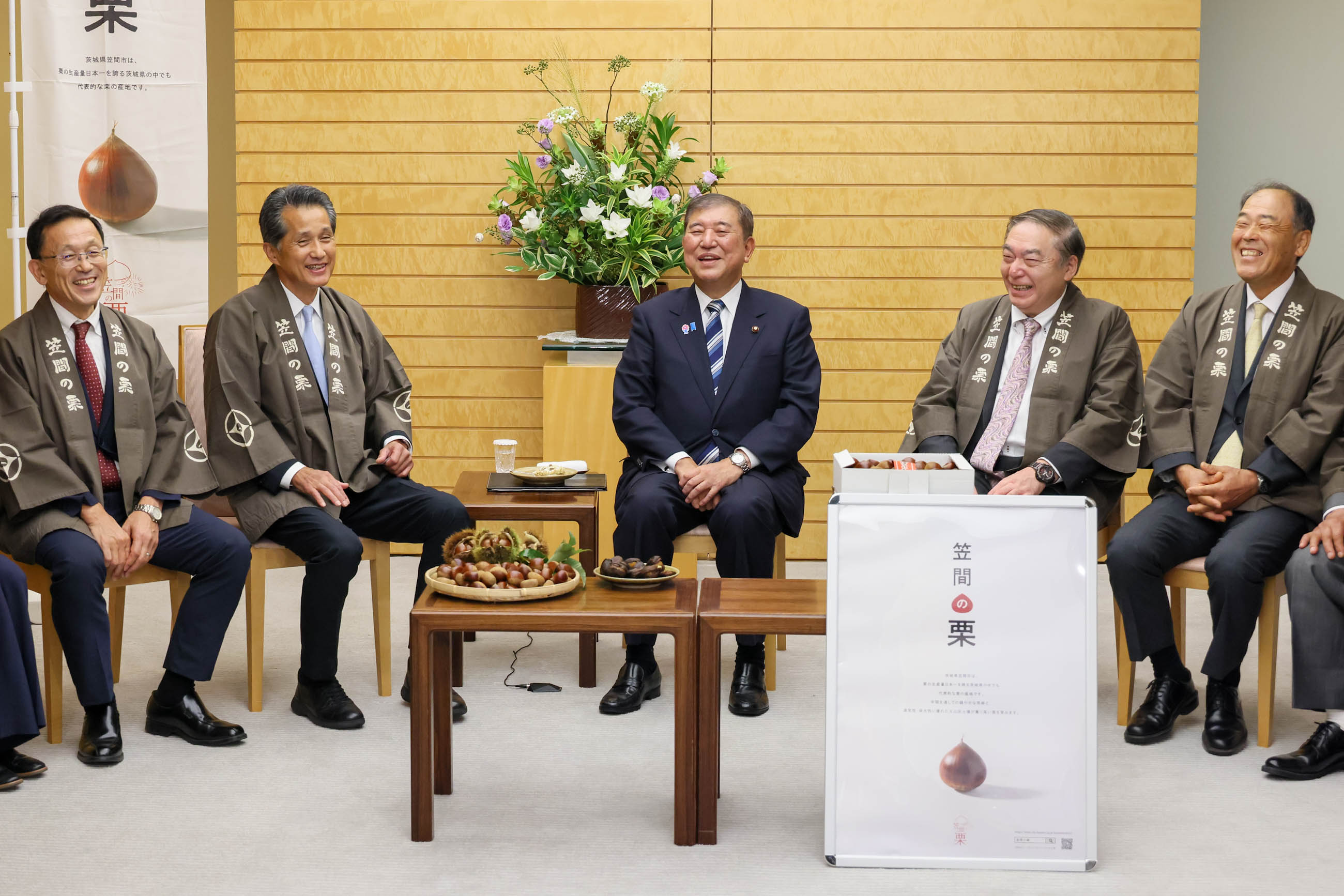 Prime Minister Ishiba receiving chestnuts (6)