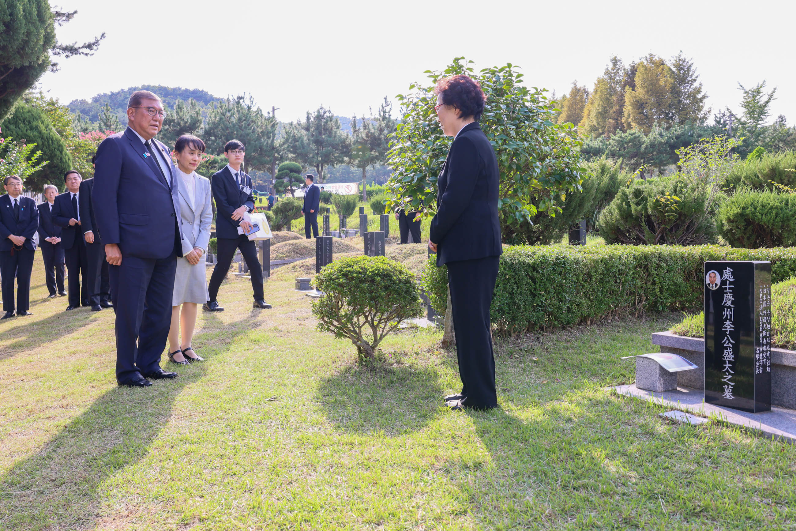 Prime Minister Ishiba offering flowers at the grave of Mr. Lee Soo-hyun (1)