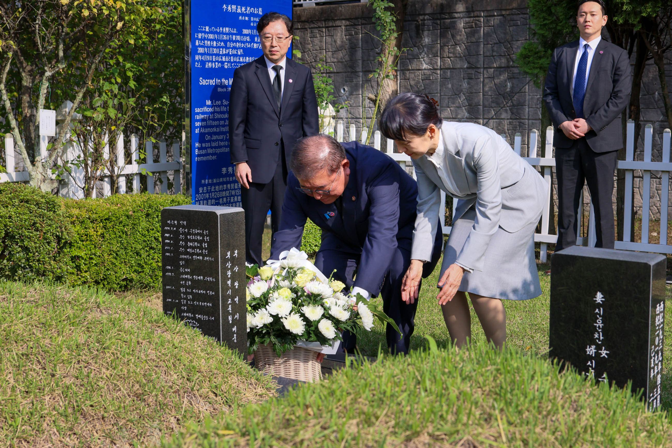 Prime Minister Ishiba offering flowers at the grave of Mr. Lee Soo-hyun (2)