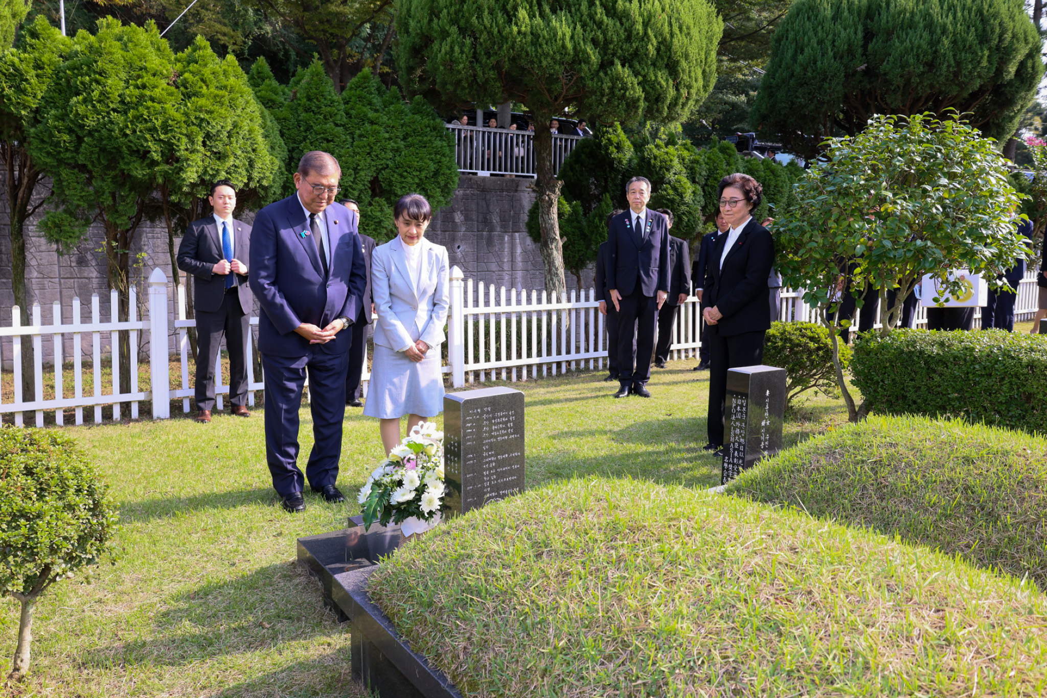 Prime Minister Ishiba offering flowers at the grave of Mr. Lee Soo-hyun (3)