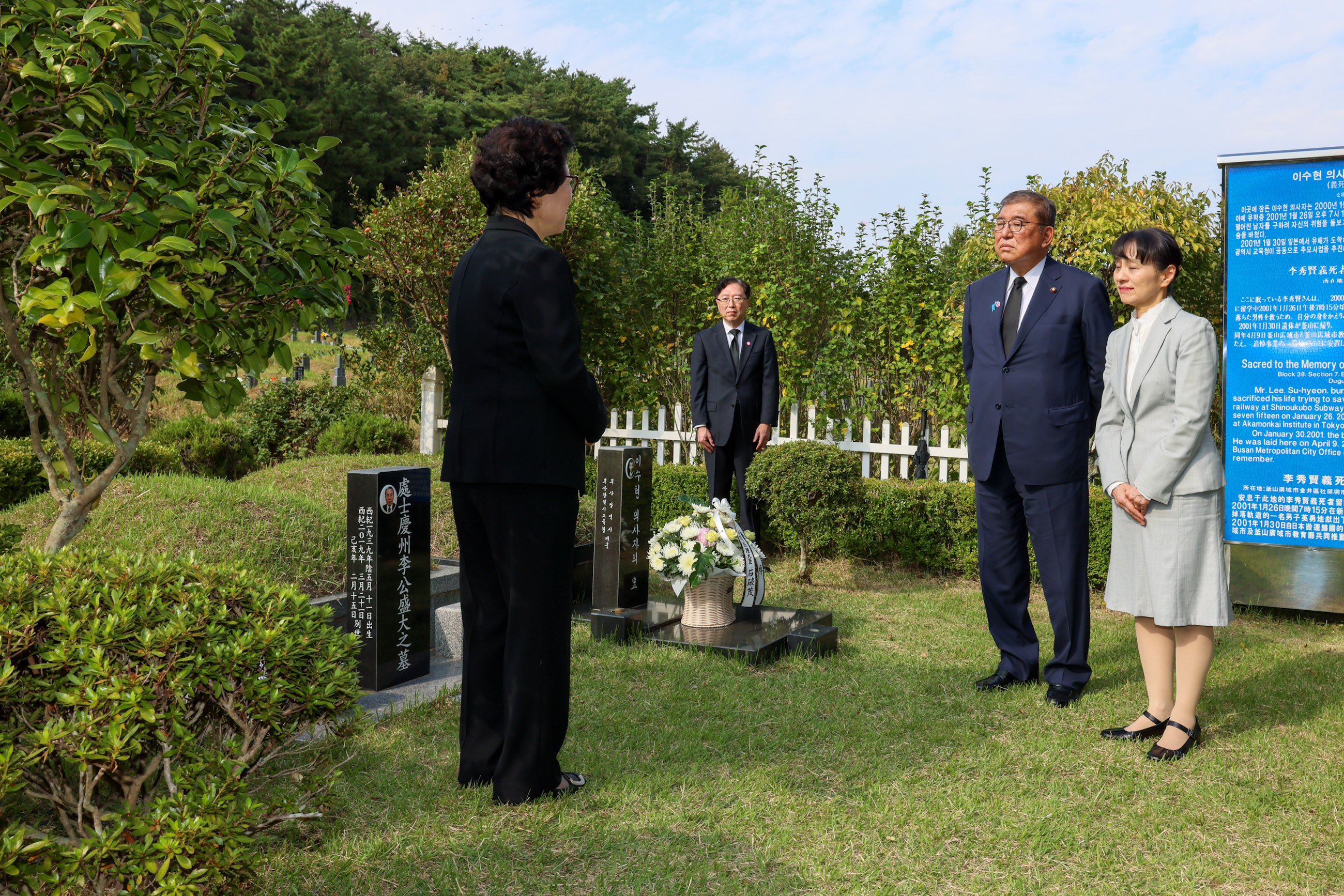 Prime Minister Ishiba offering flowers at the grave of Mr. Lee Soo-hyun (4)