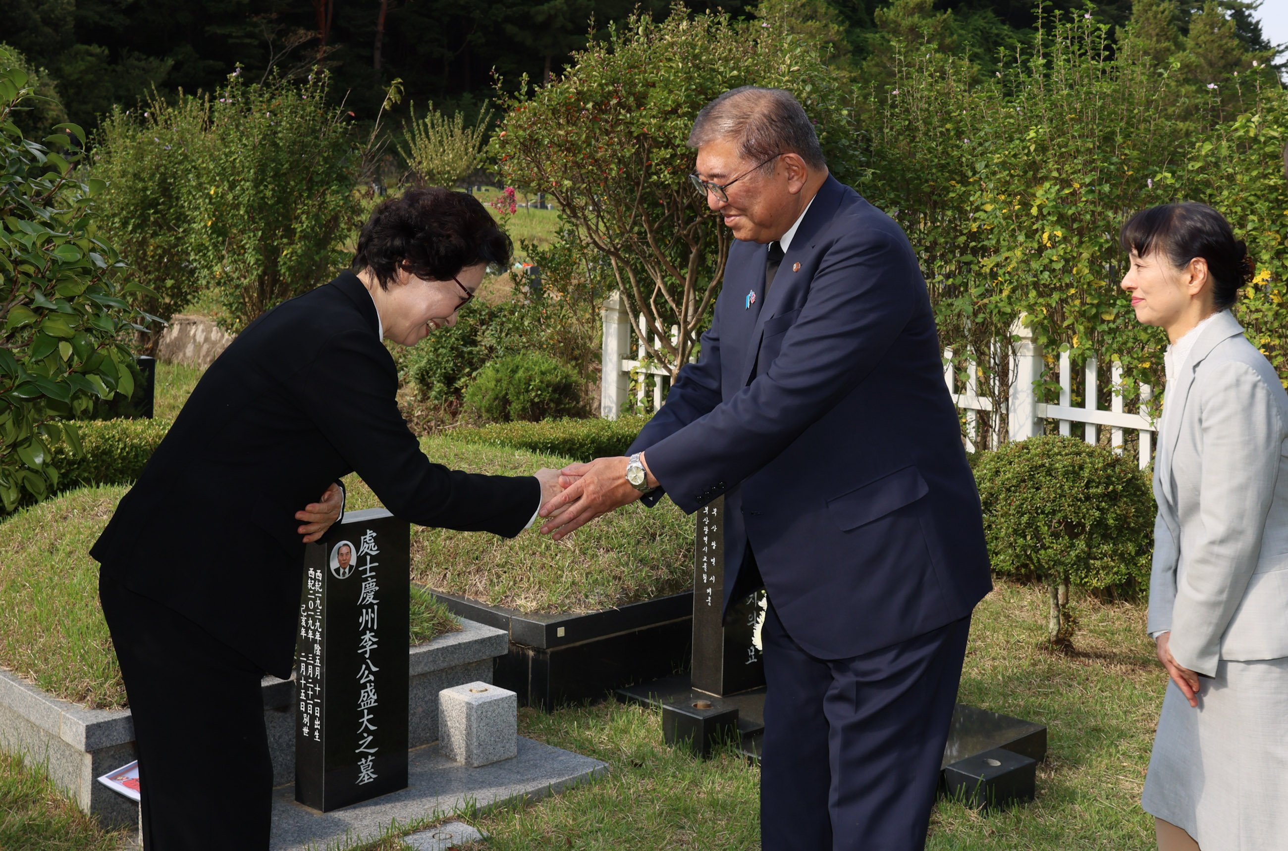 Prime Minister Ishiba offering flowers at the grave of Mr. Lee Soo-hyun (5)