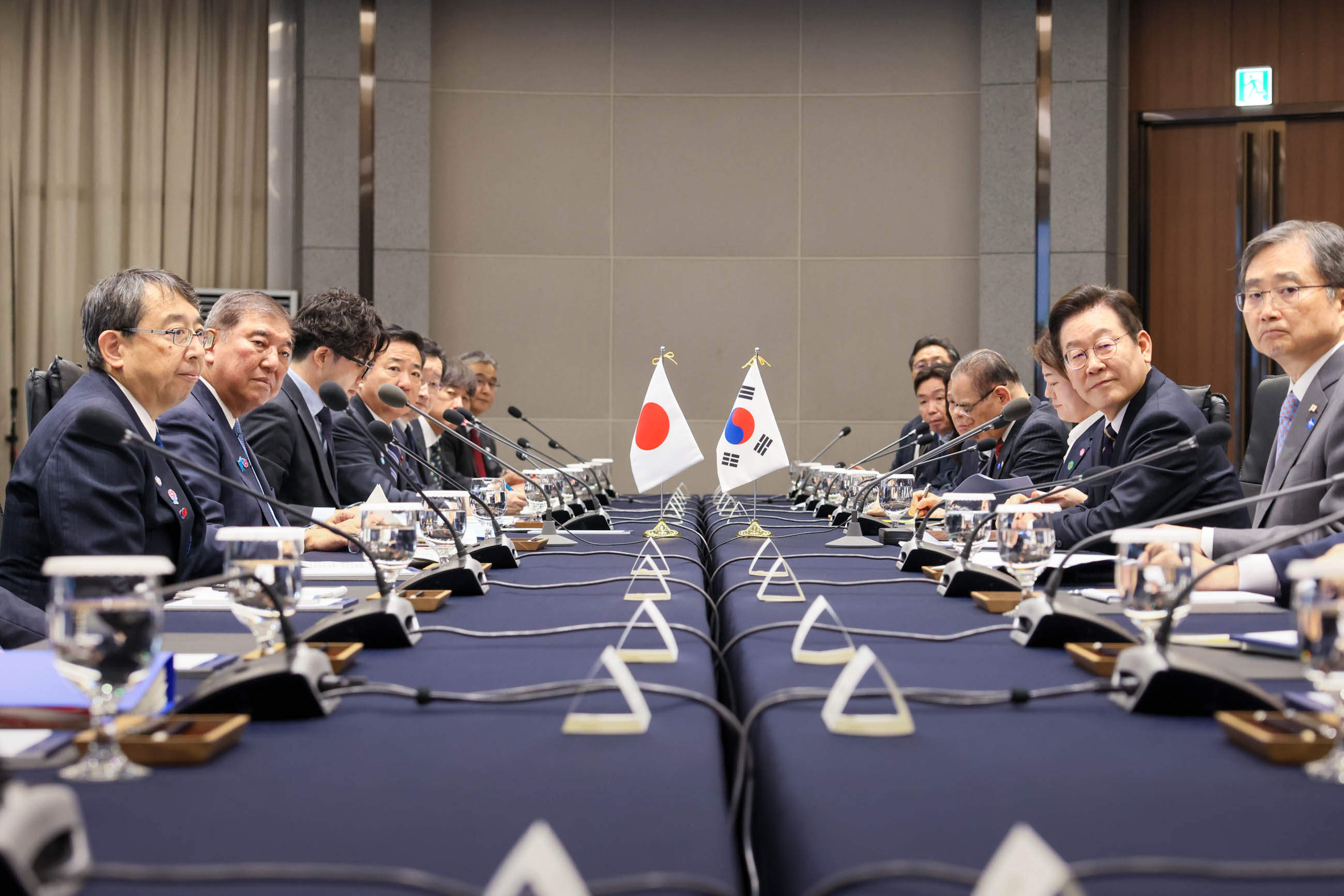 Japan-ROK Summit Meeting (5)