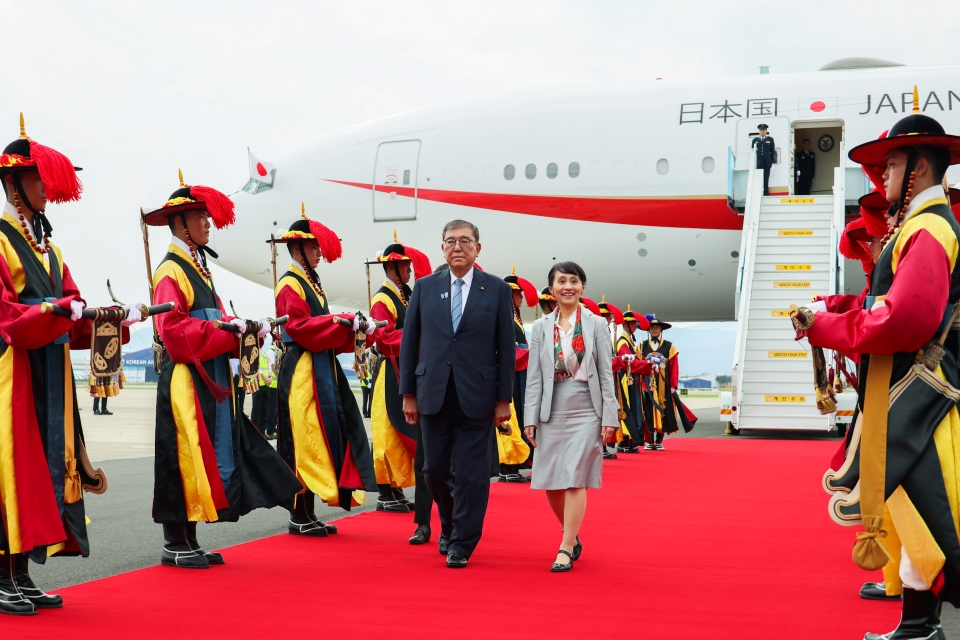 Mrs. Ishiba arriving in the Republic of Korea (1)