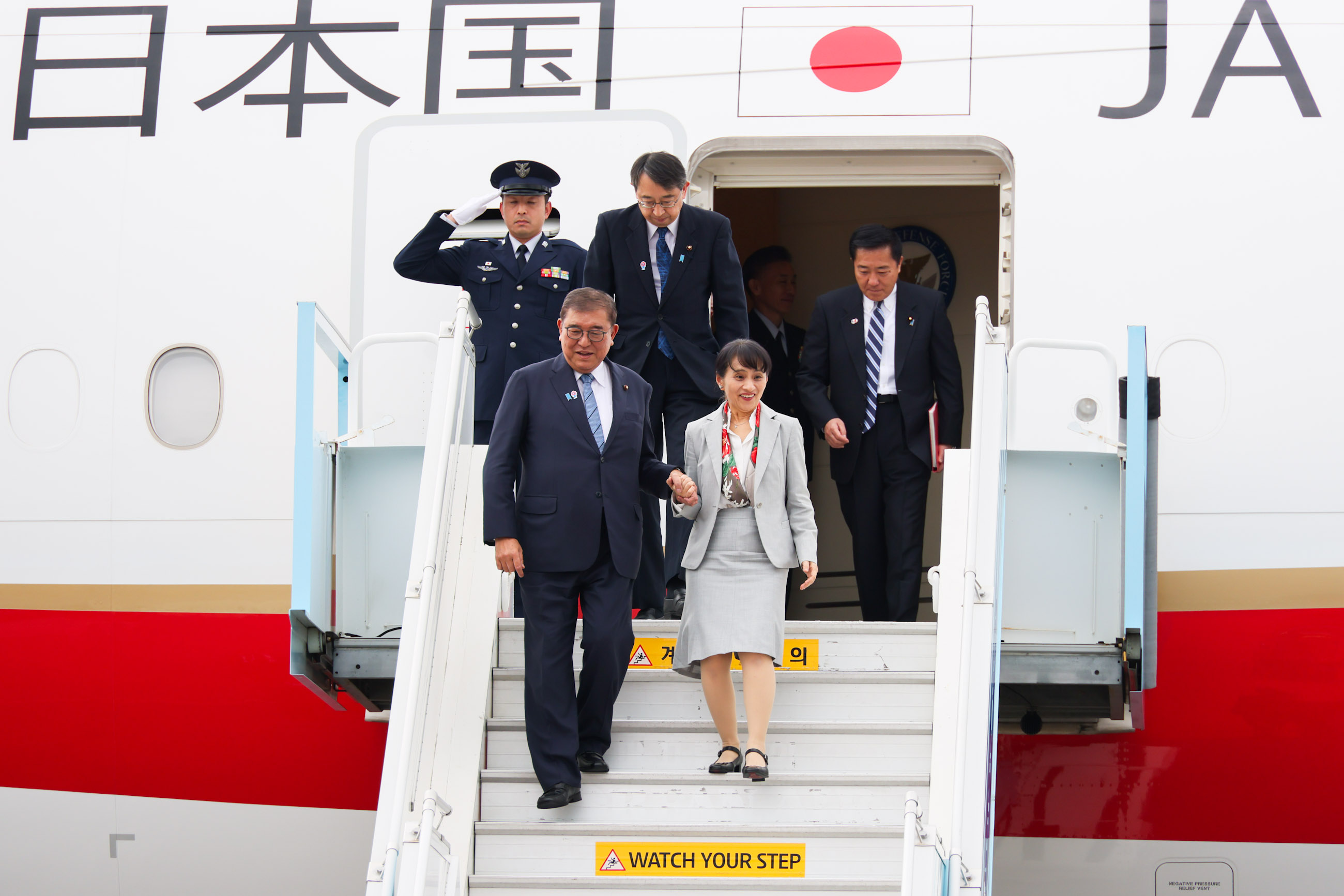 Mrs. Ishiba arriving in the Republic of Korea (2)
