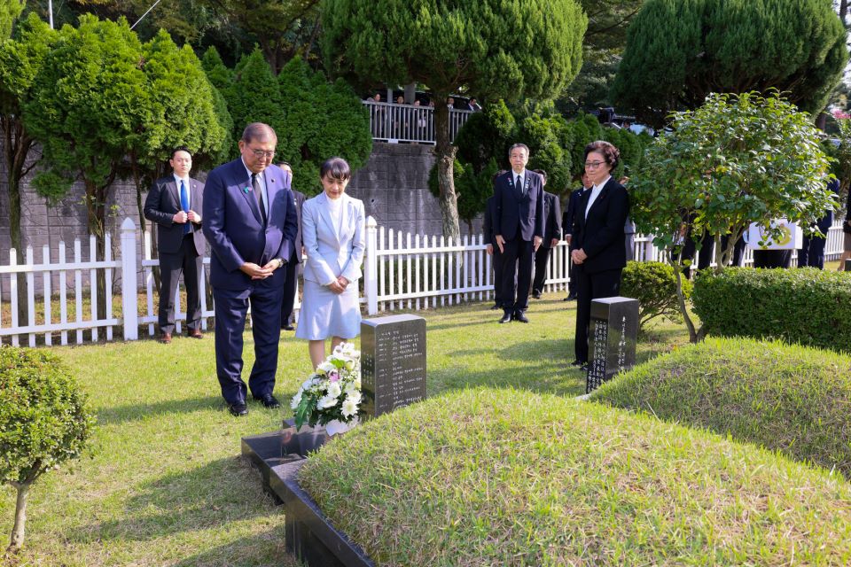 Mrs. Ishiba offering flowers at the grave of Mr. Lee Soo-hyun (3)
