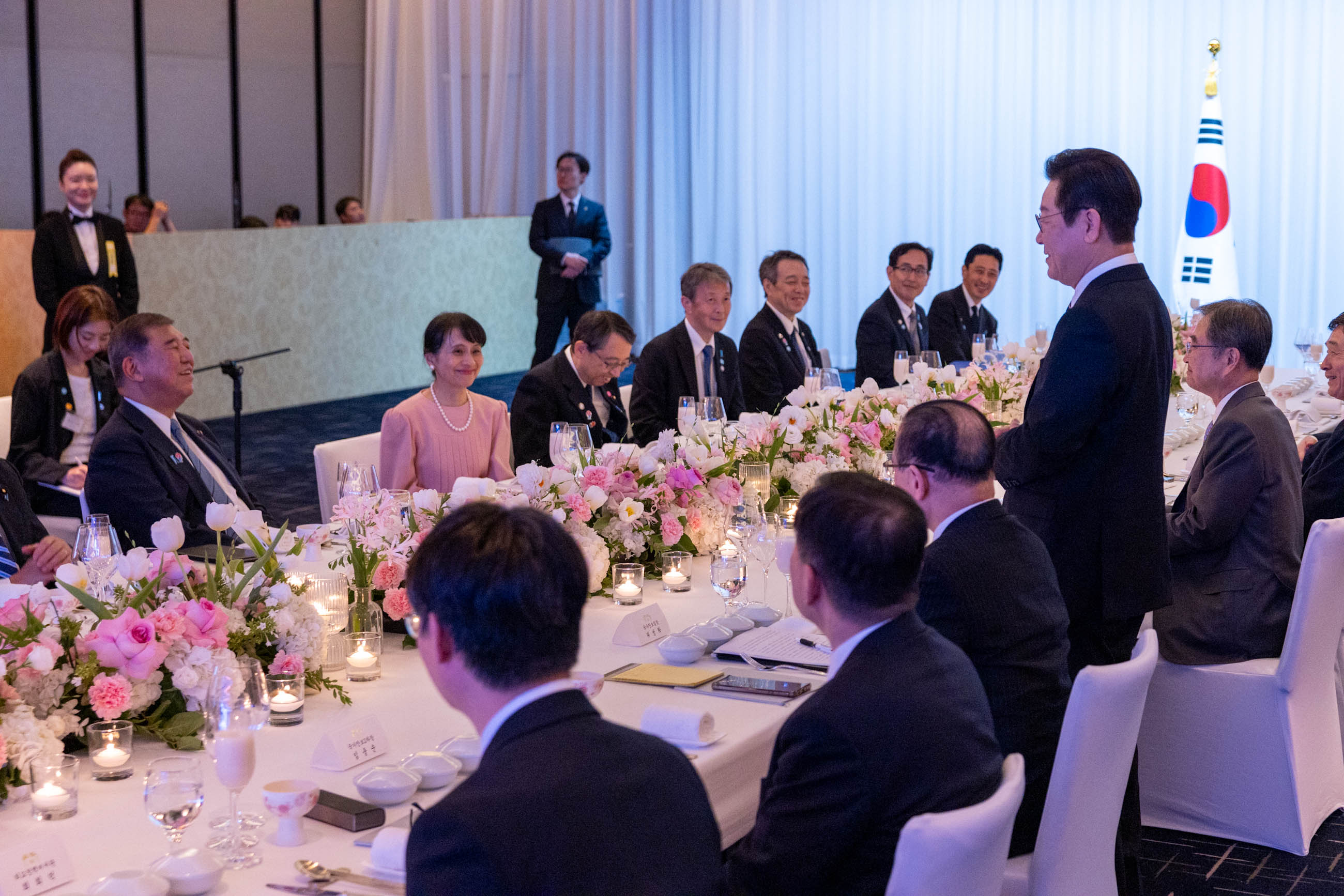 Prime Minister Ishiba attending the dinner hosted by President Lee (1)
