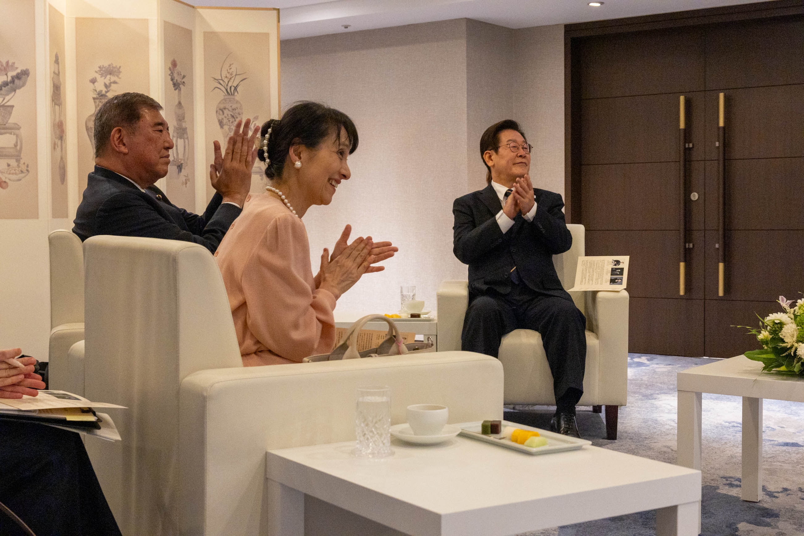 Leaders having a conversation (2)