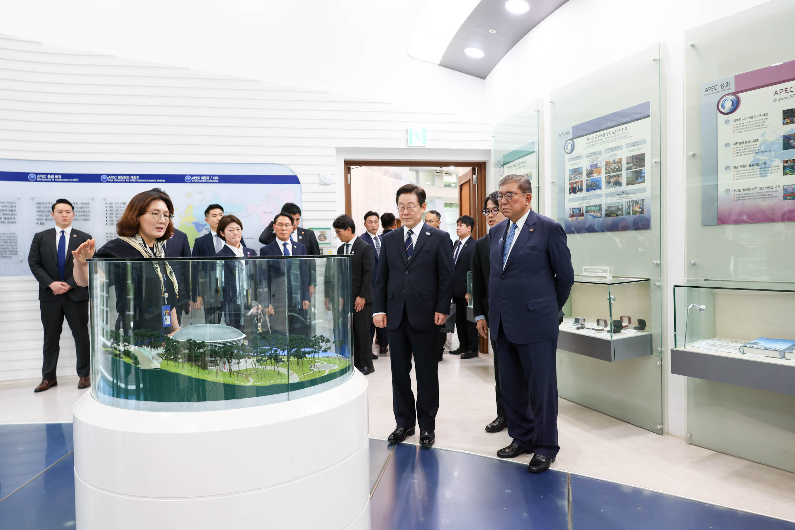 Prime Minister Ishiba visiting Nurimaru APEC House (4)
