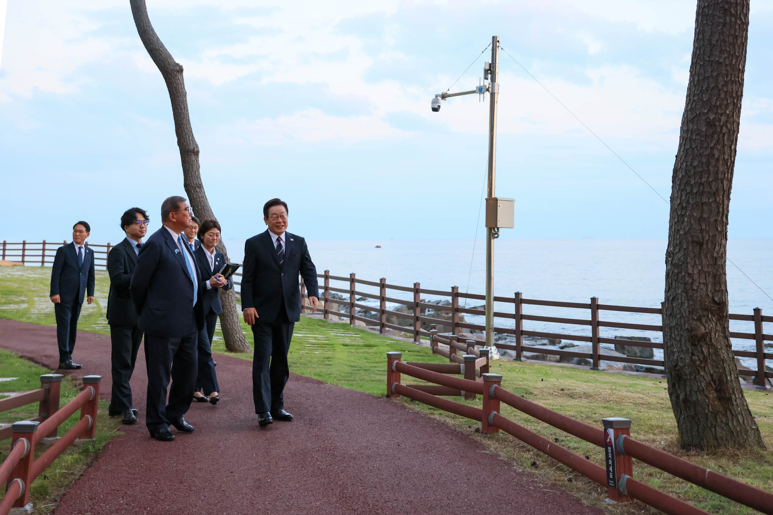 Leaders on their way to the dinner venue (1)