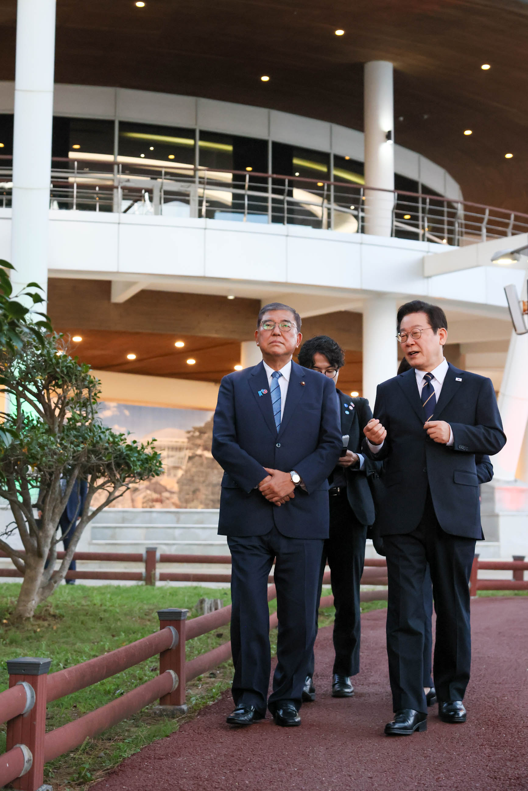 Leaders on their way to the dinner venue (2)