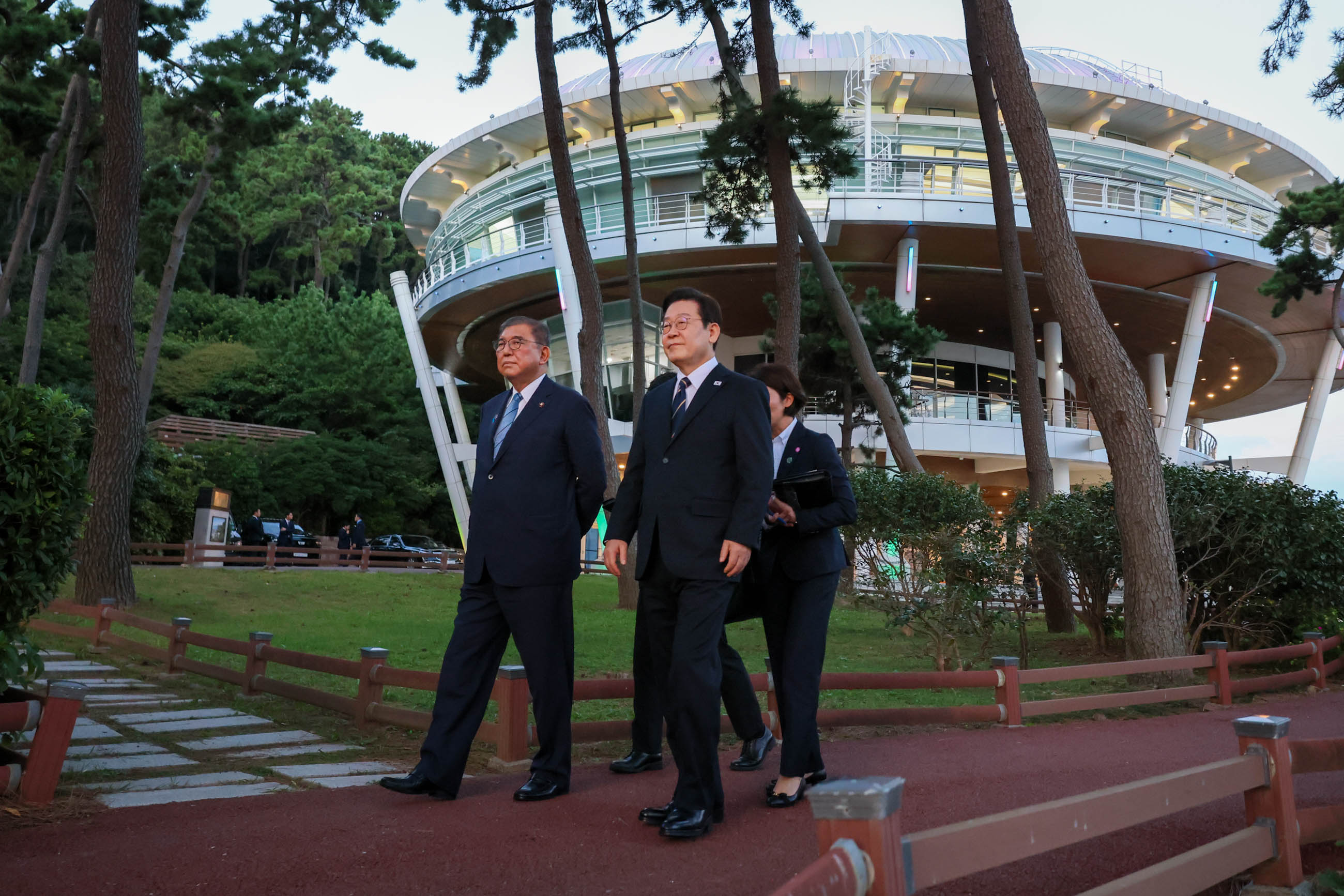 Leaders on their way to the dinner venue (3)