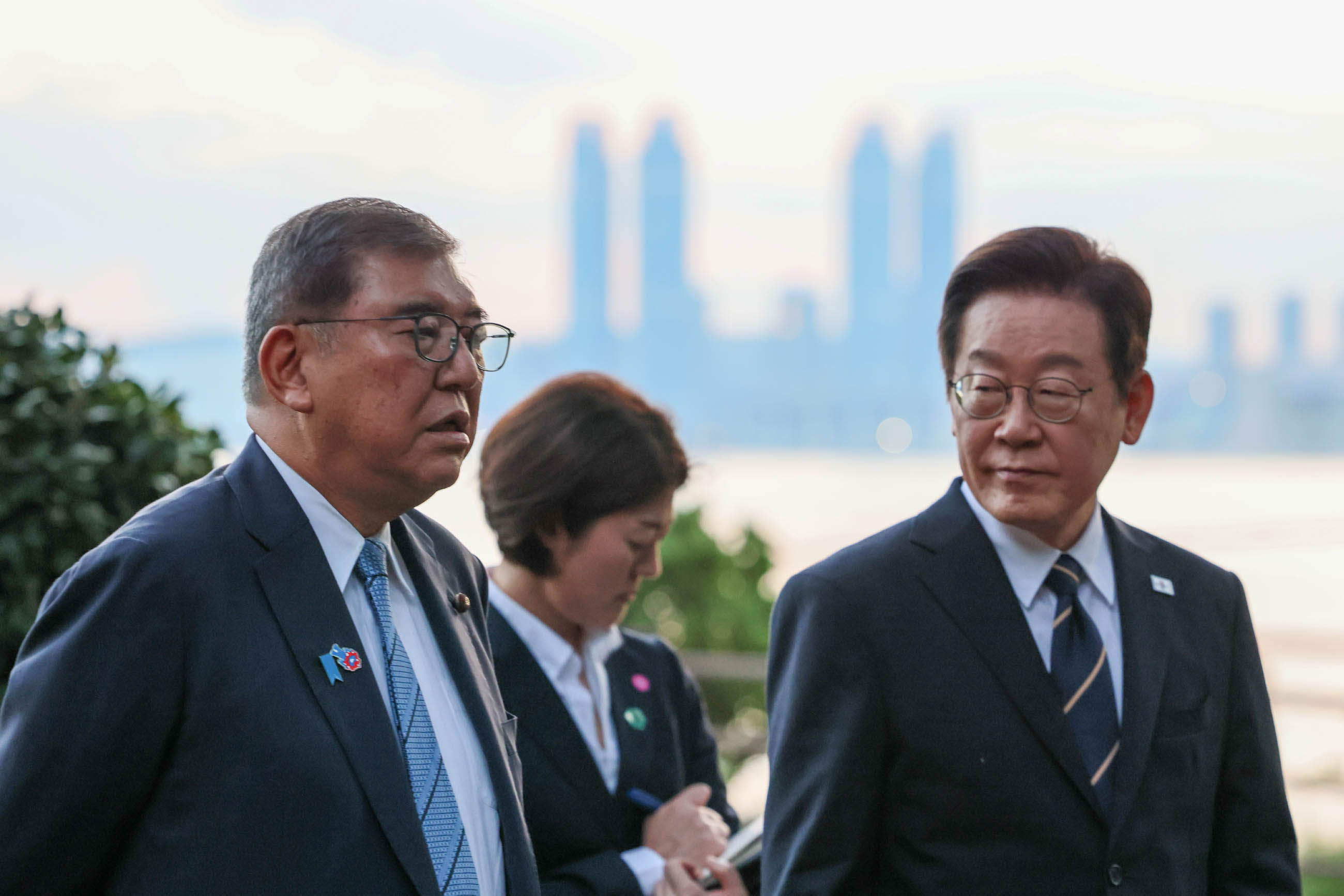 Leaders on their way to the dinner venue (4)