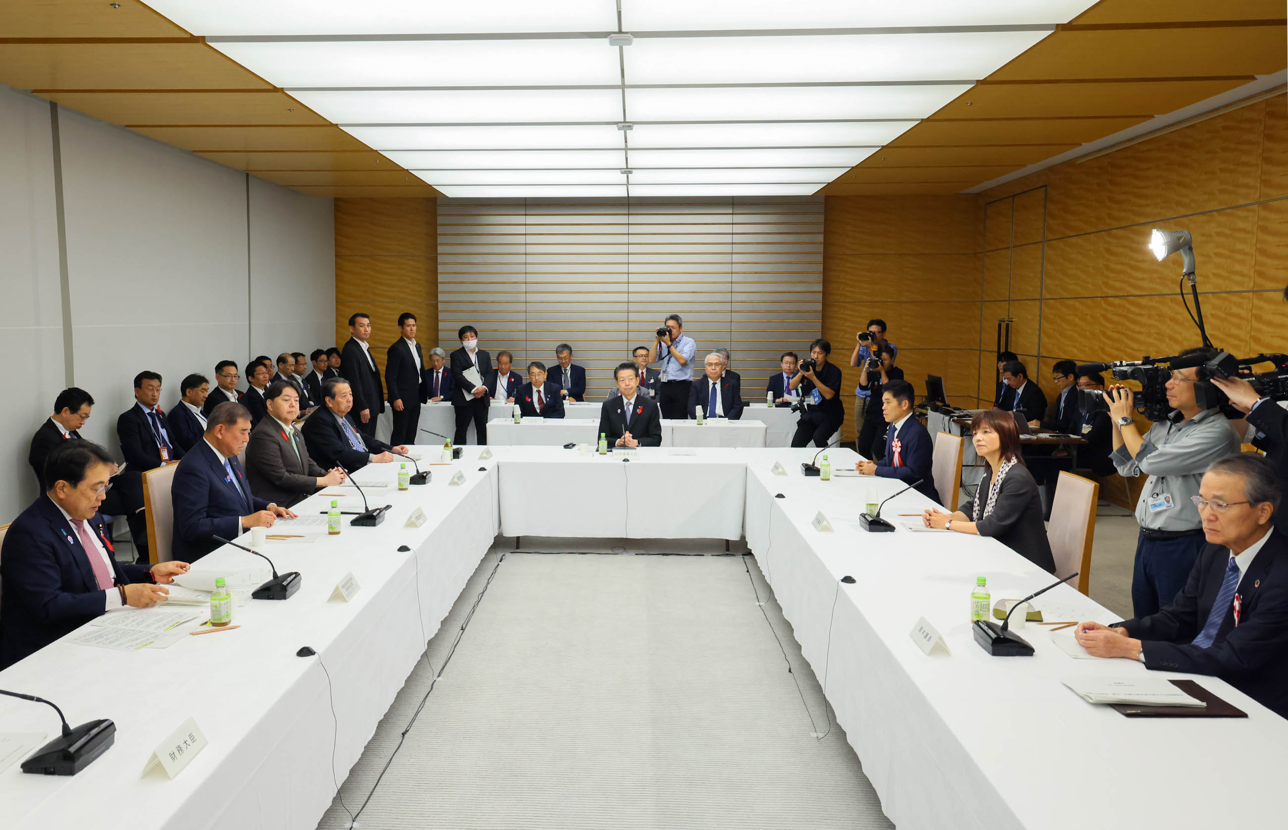 Prime Minister Ishiba wrapping up the meeting (2)