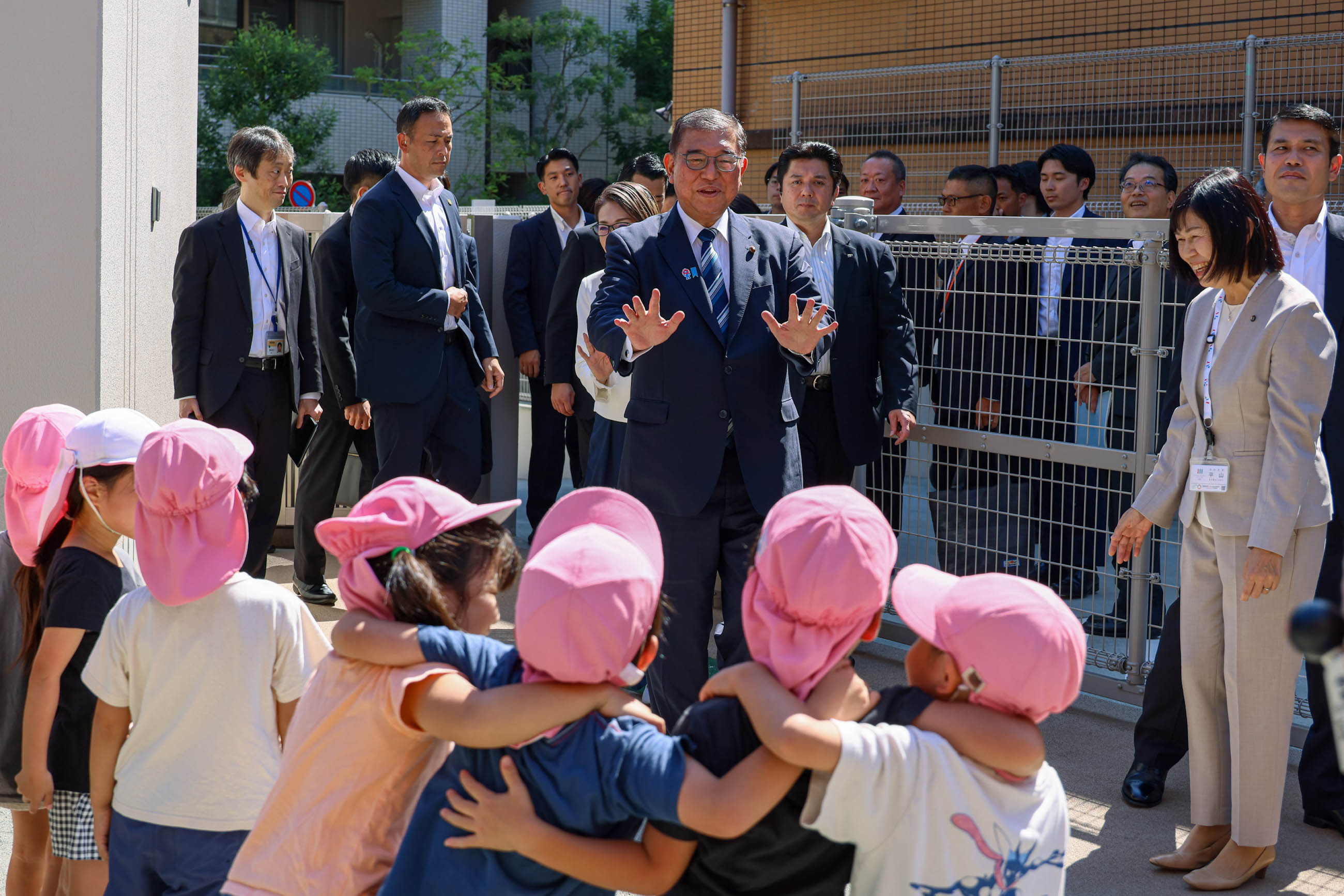 Prime Minister Ishiba being welcomed (1)