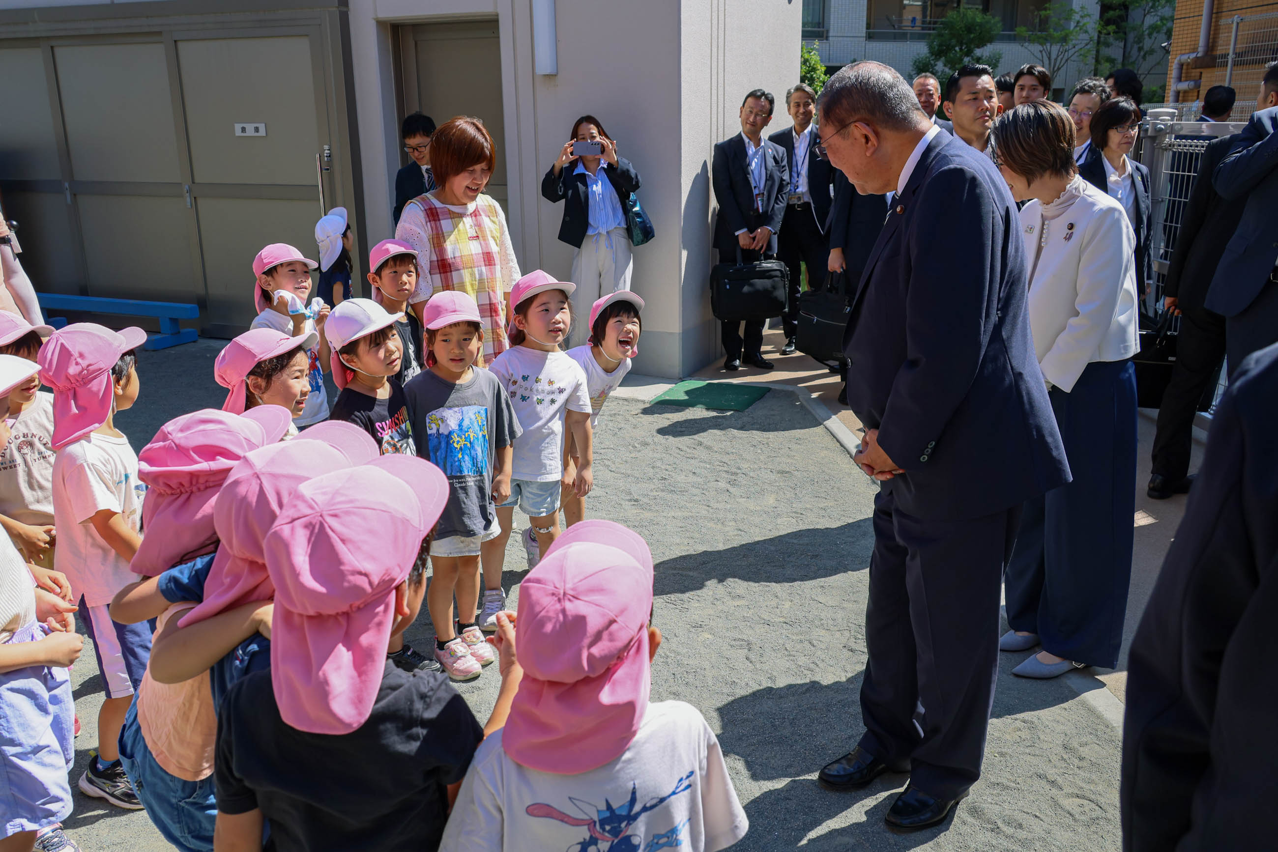 Prime Minister Ishiba being welcomed (2)