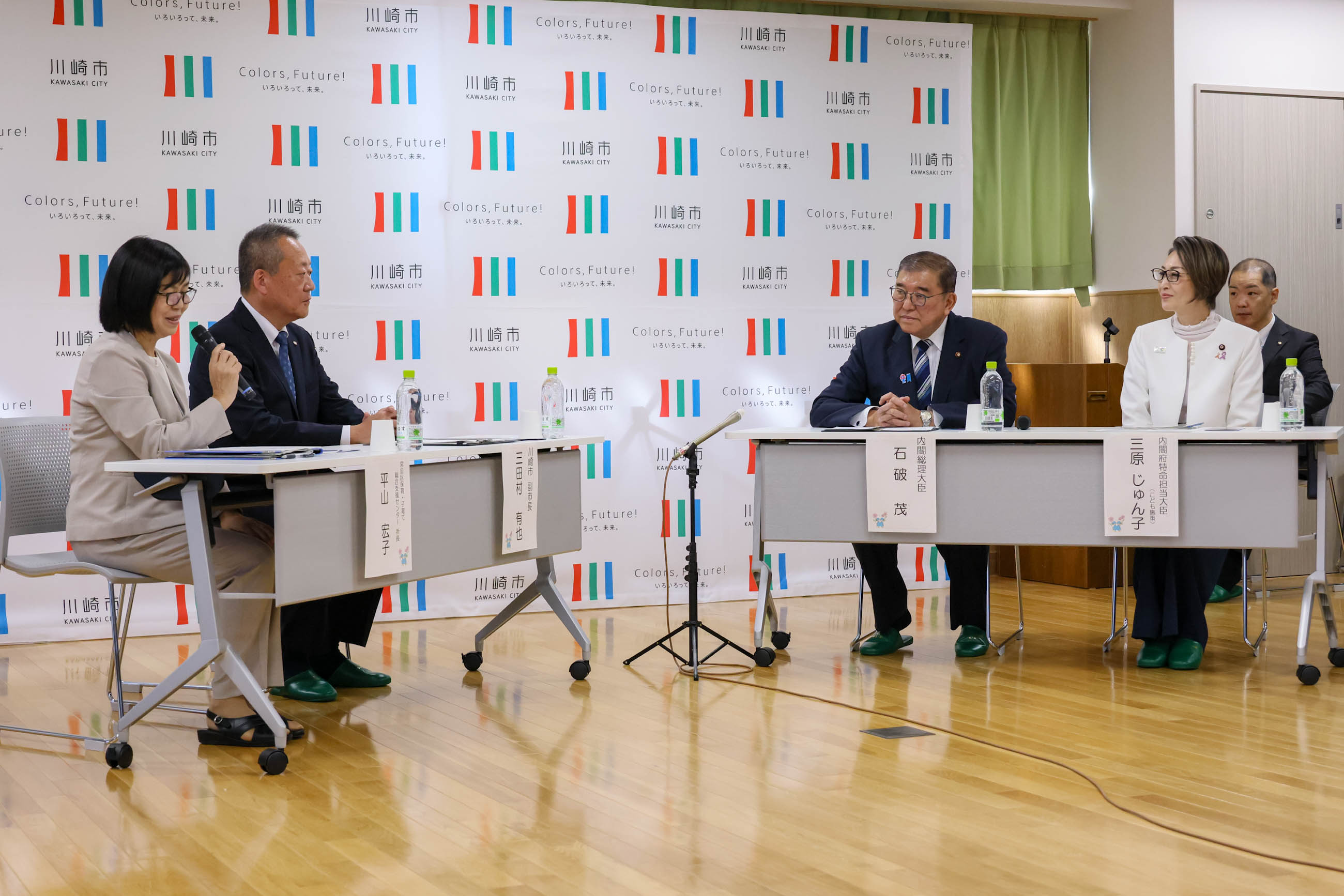 Prime Minister Ishiba being briefed (1)