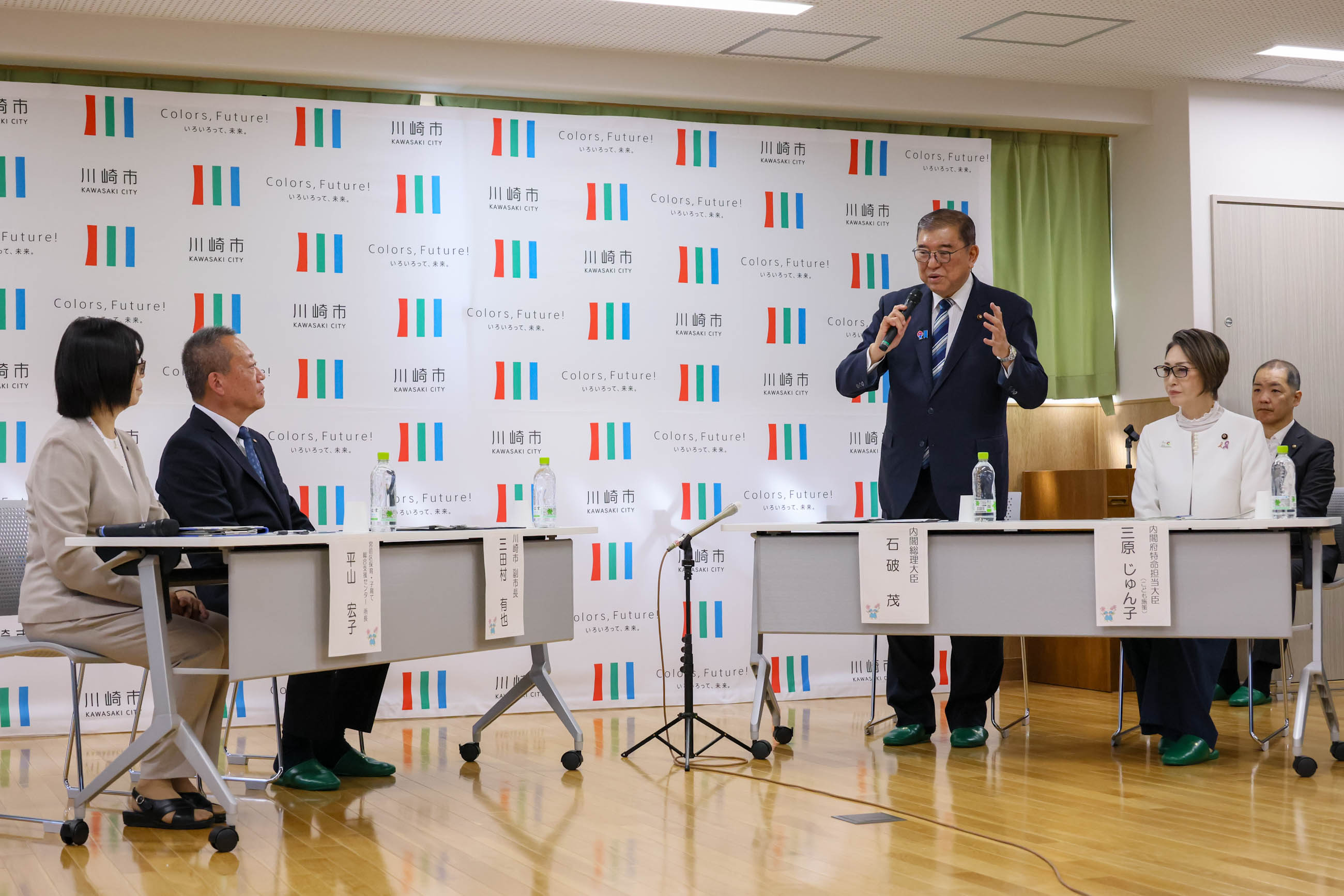 Prime Minister Ishiba being briefed (2)