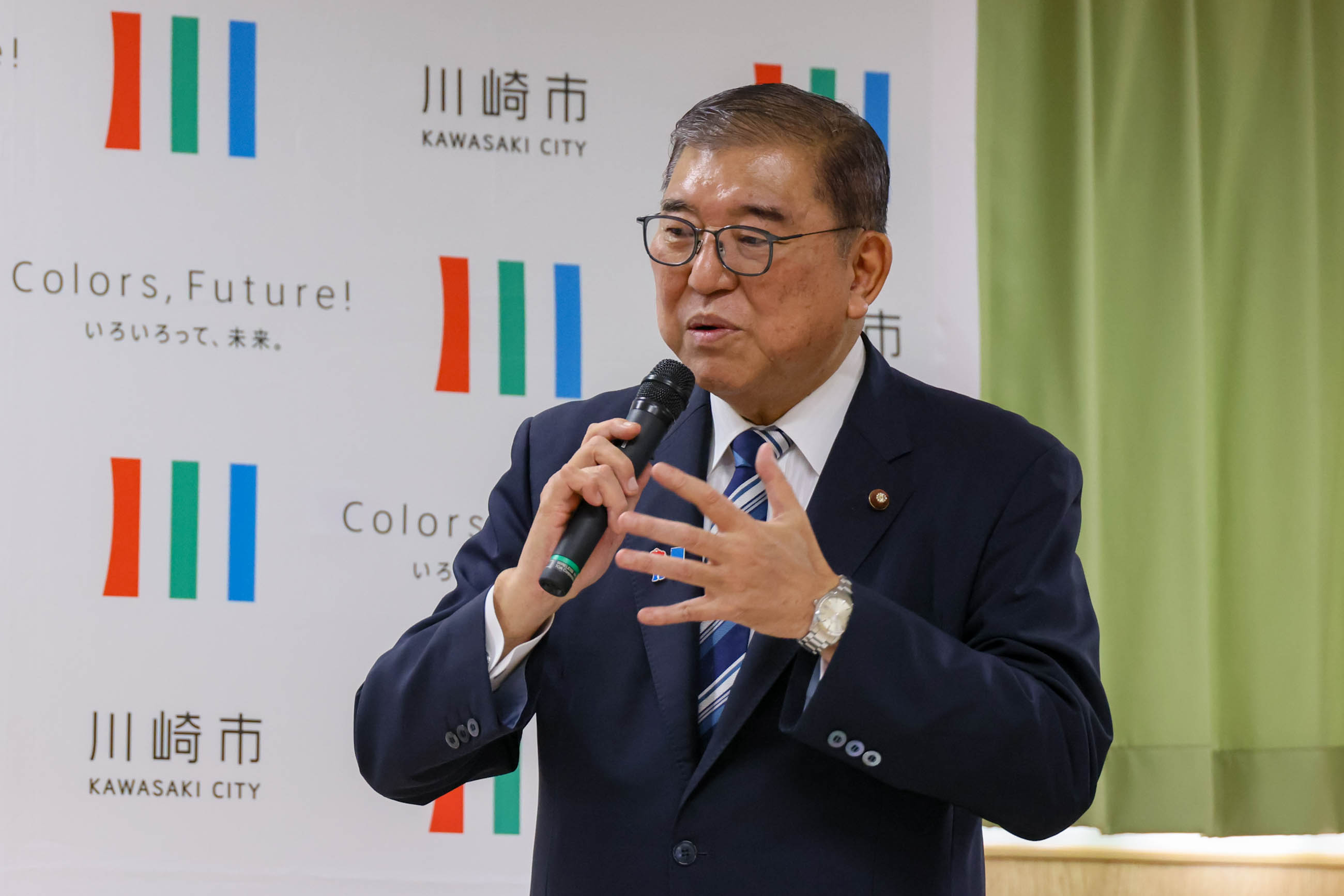 Prime Minister Ishiba being briefed (3)