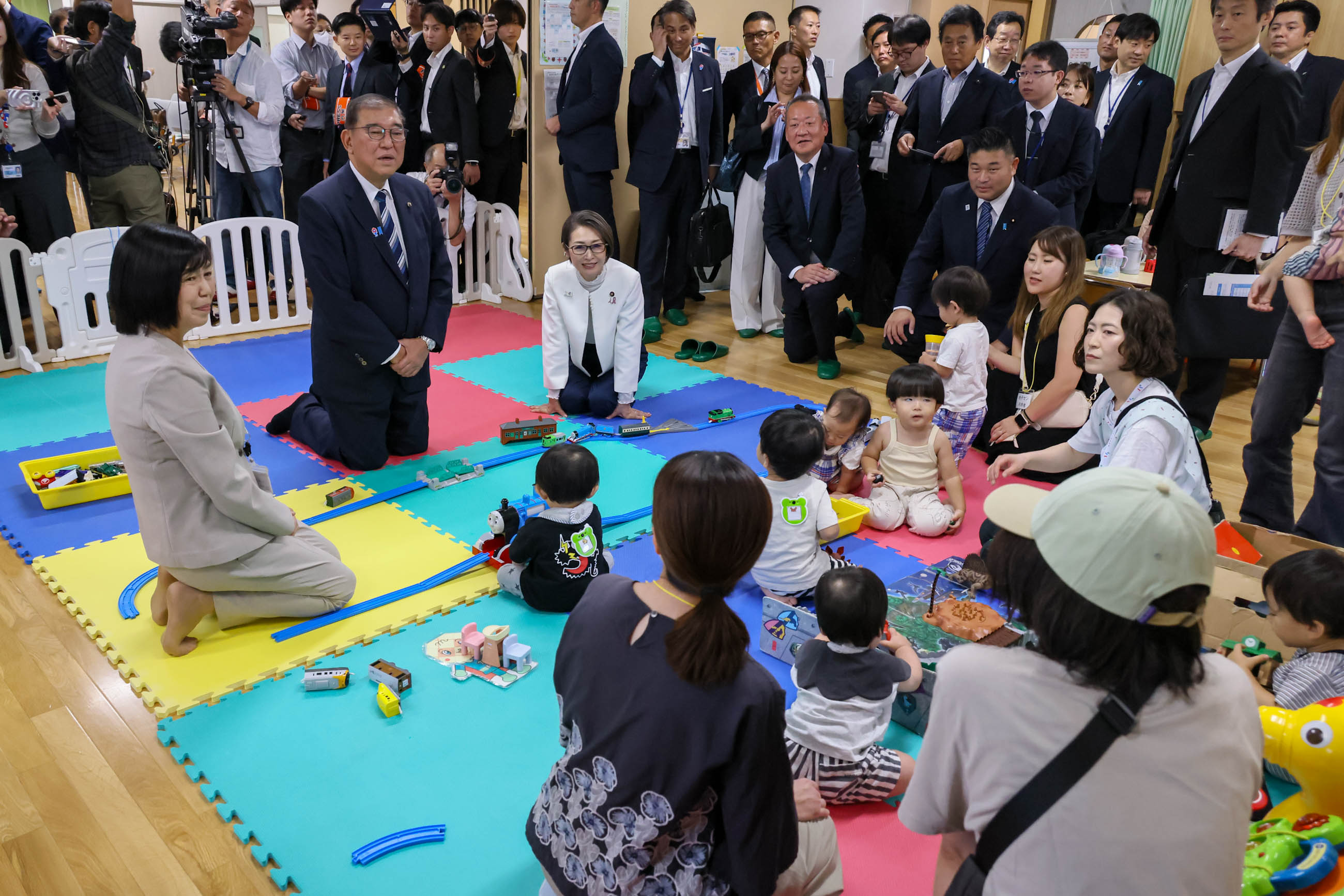 Prime Minister Ishiba visiting a comprehensive support center for childcare and child-raising (2)