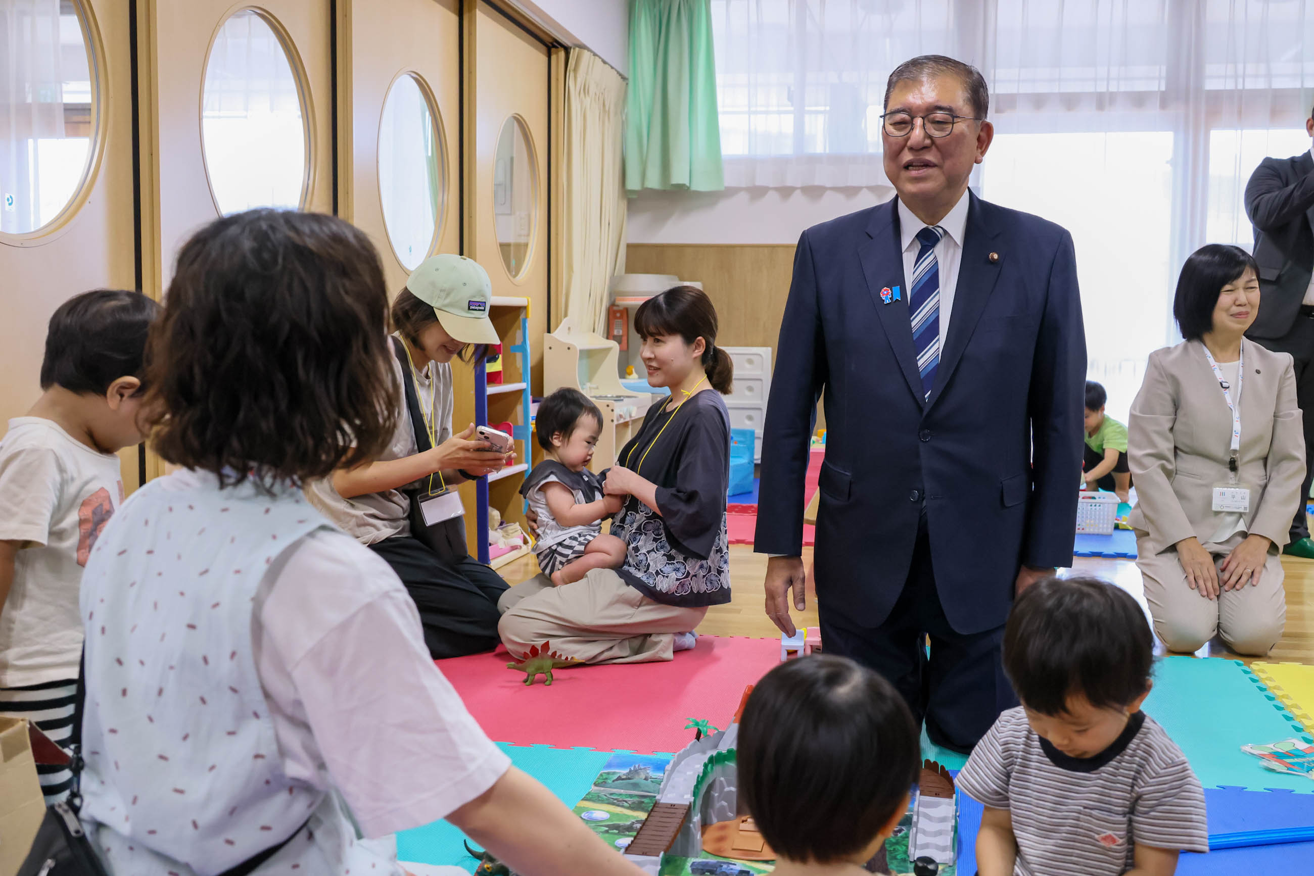 Prime Minister Ishiba visiting a comprehensive support center for childcare and child-raising (3)