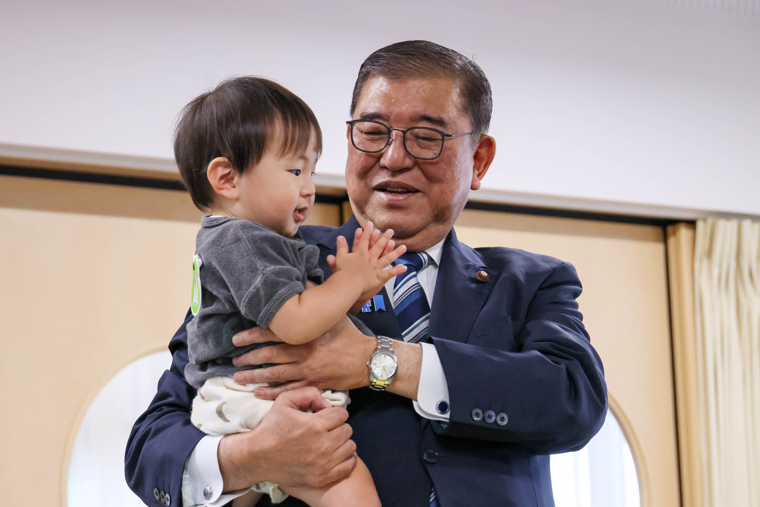Prime Minister Ishiba visiting a comprehensive support center for childcare and child-raising (4)