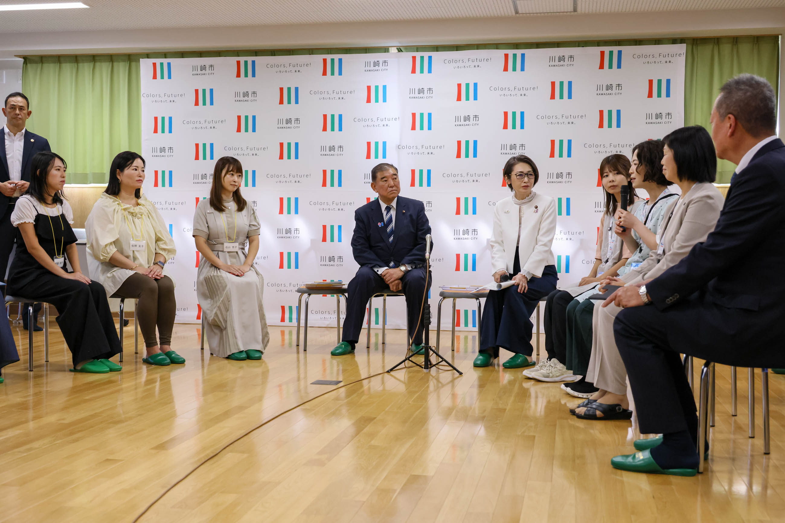 Prime Minister Ishiba exchanging views (2)