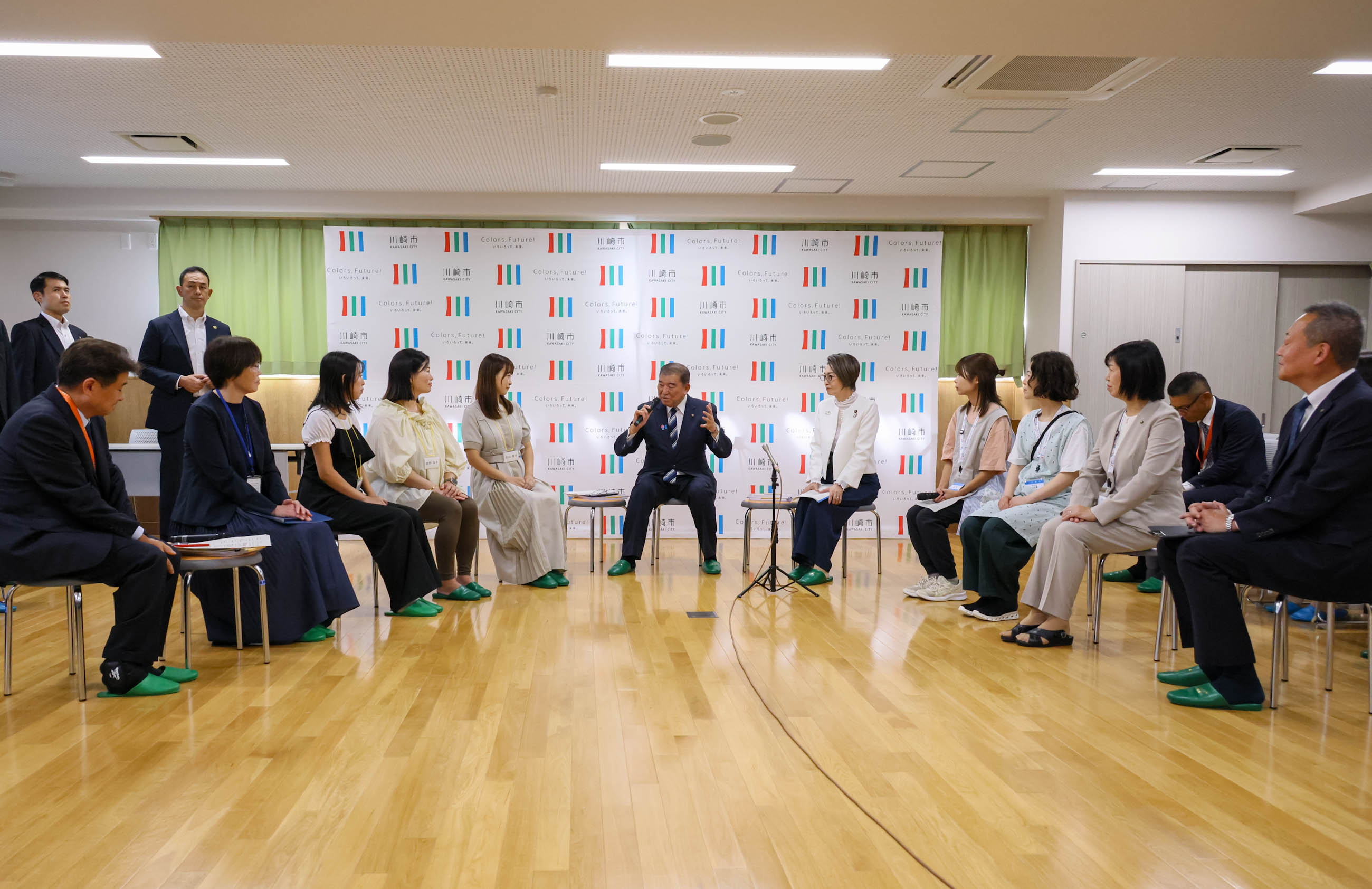 Prime Minister Ishiba exchanging views (3)