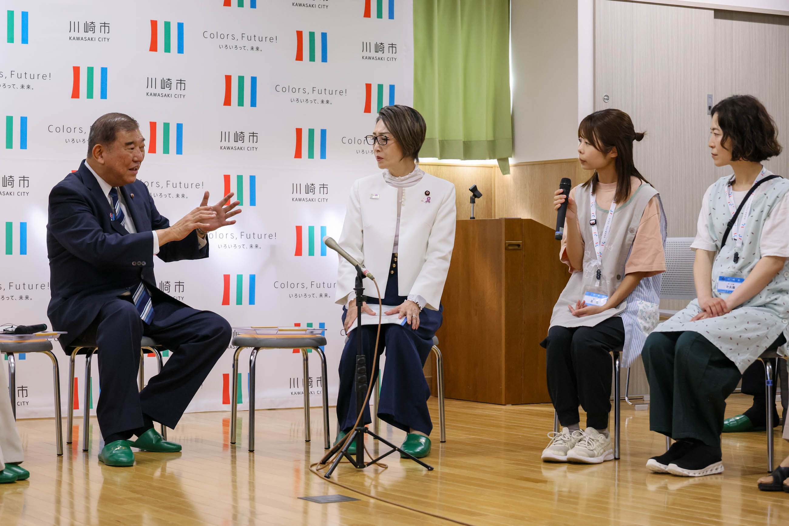 Prime Minister Ishiba exchanging views (7)