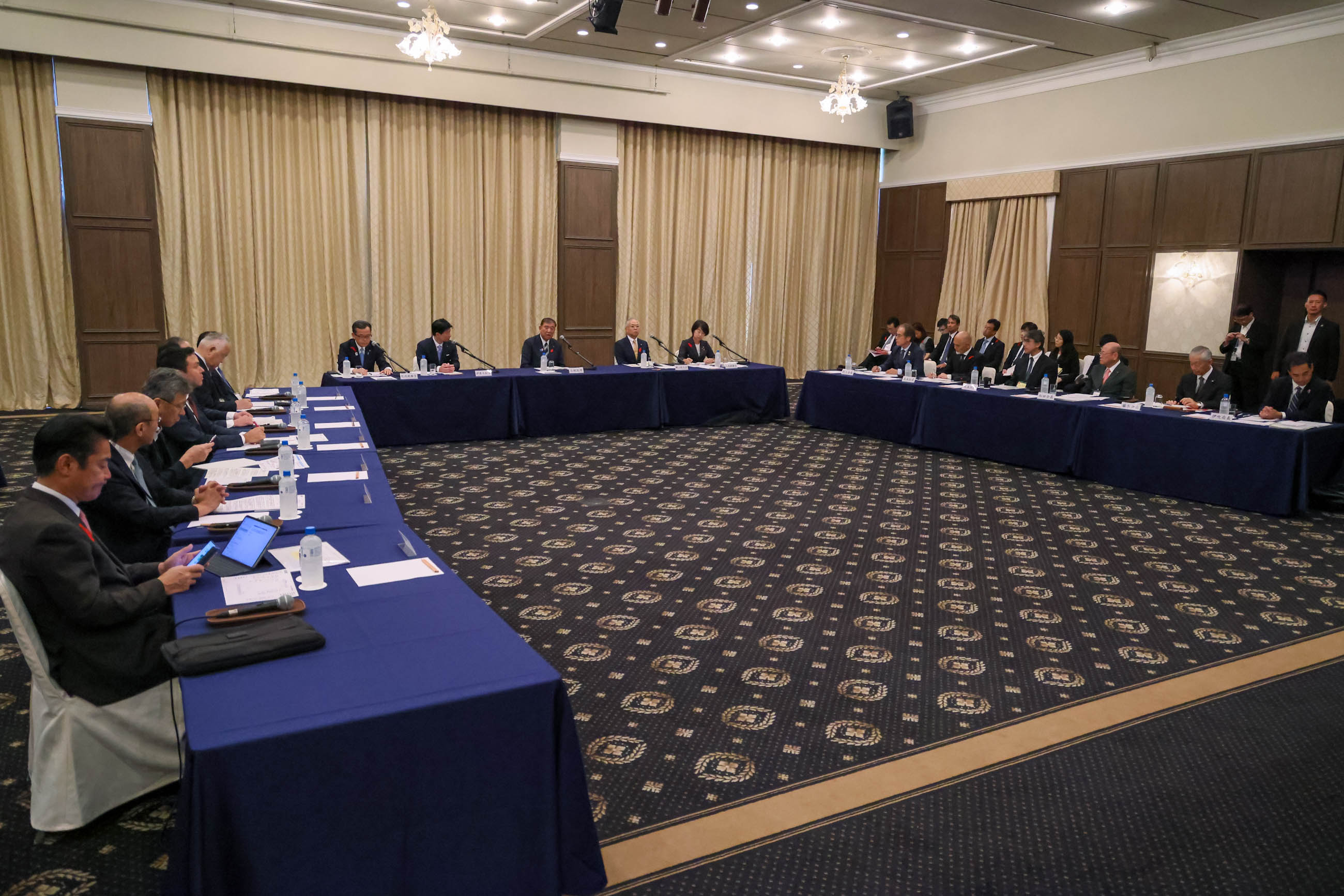 Prime Minister Ishiba exchanging views (1)