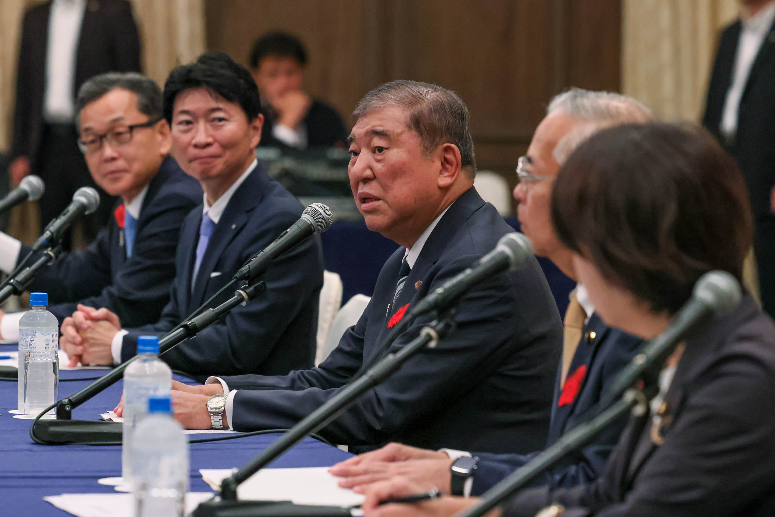 Prime Minister Ishiba exchanging views (2)