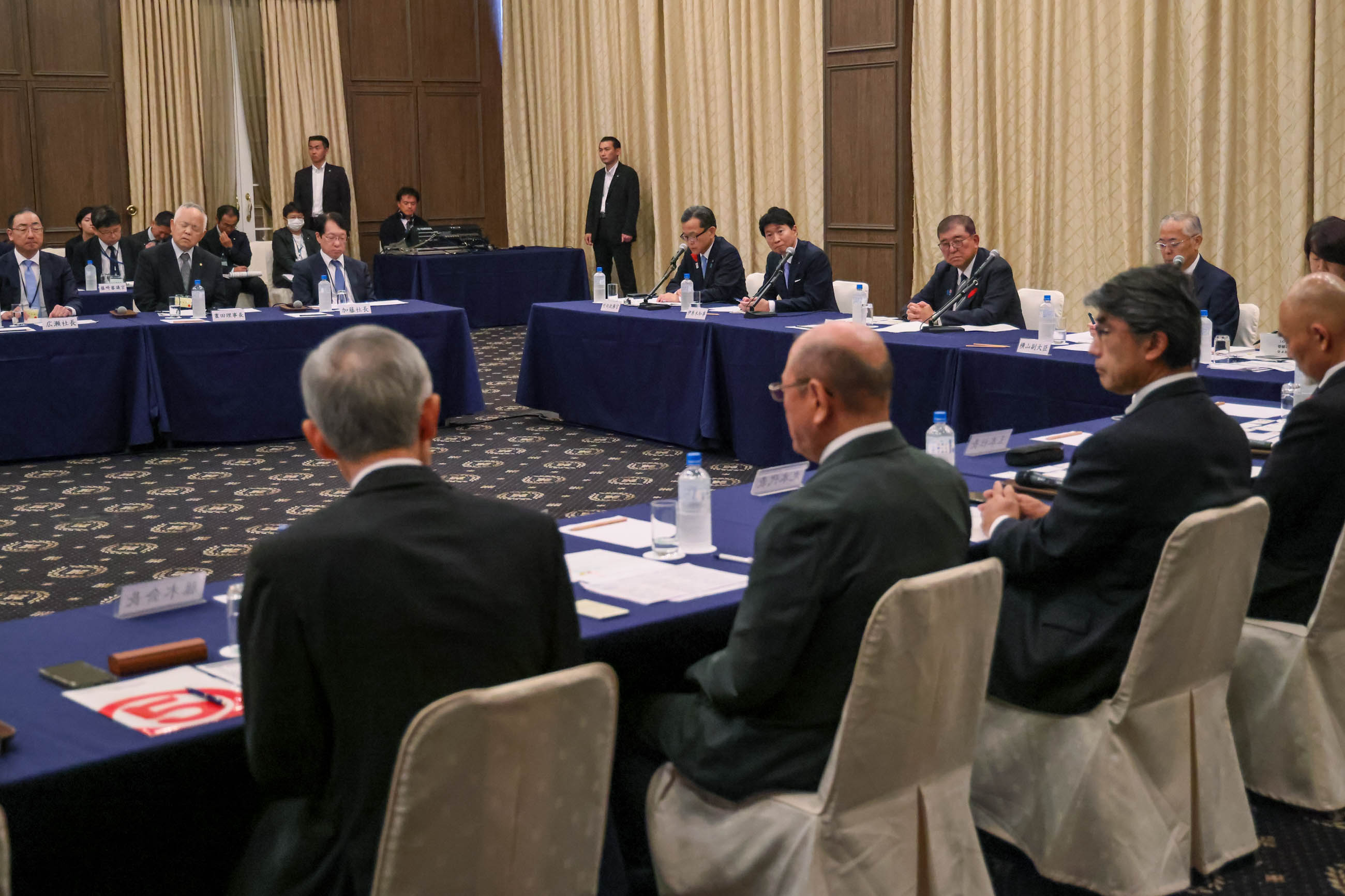 Prime Minister Ishiba exchanging views (3)